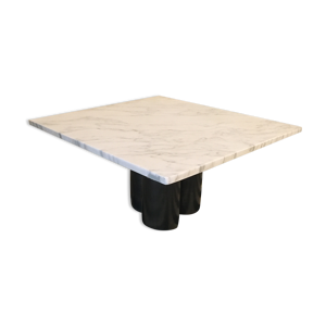 Table basse marbre blanc et pieds acier