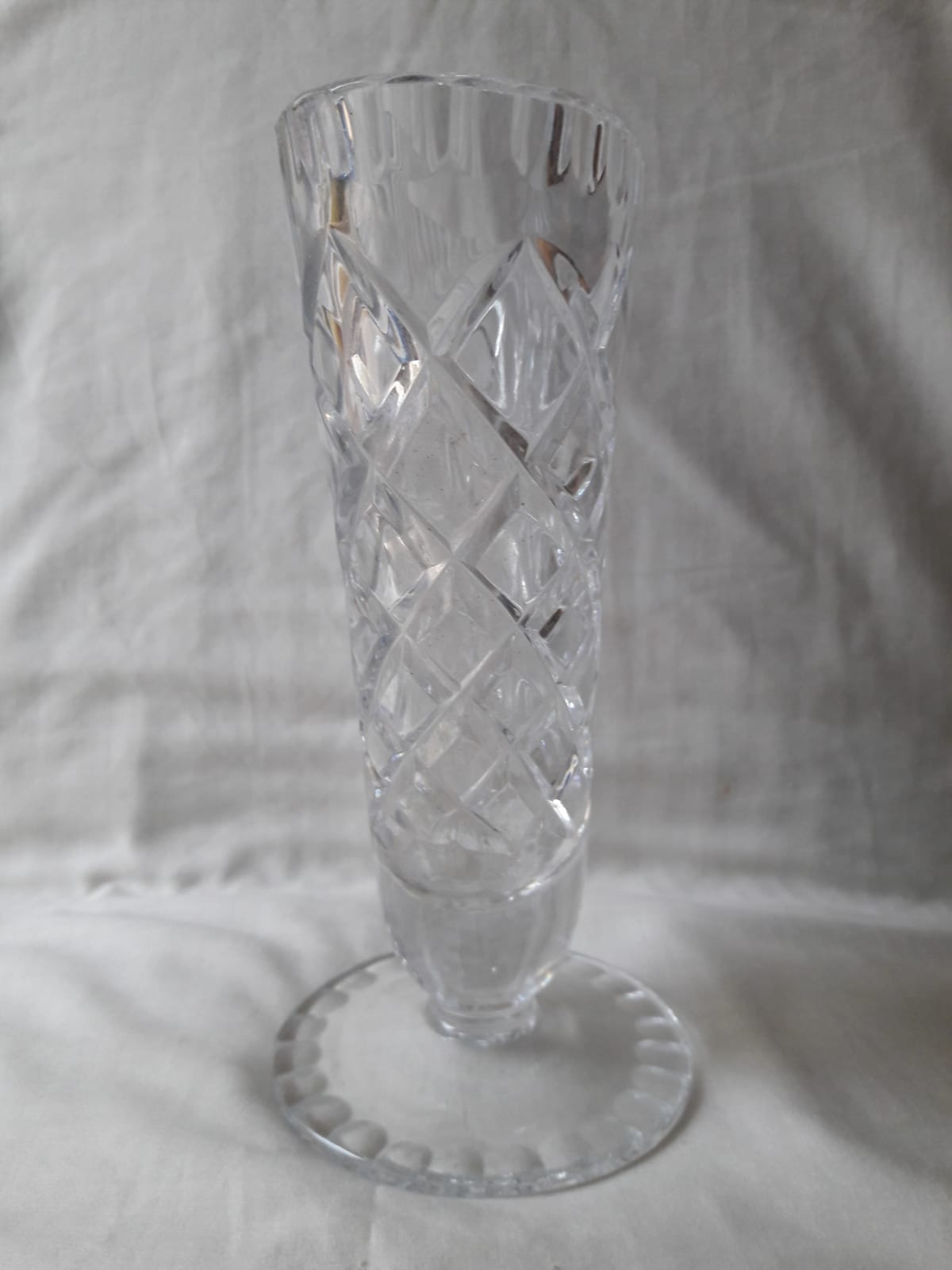 Vase sur un pied en verre taillé