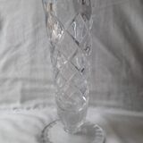 Vase sur un pied en verre taillé
