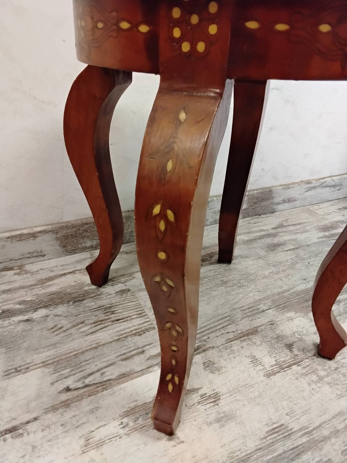 Small side table, pedestal table
