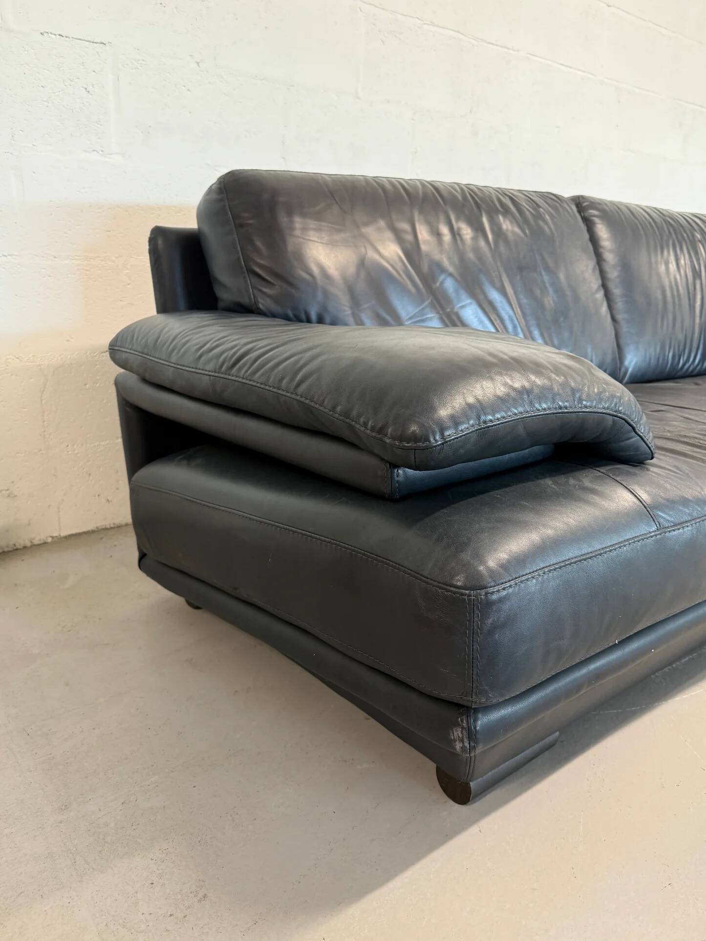 3-seater navy blue leather sofa by Natuzzi
