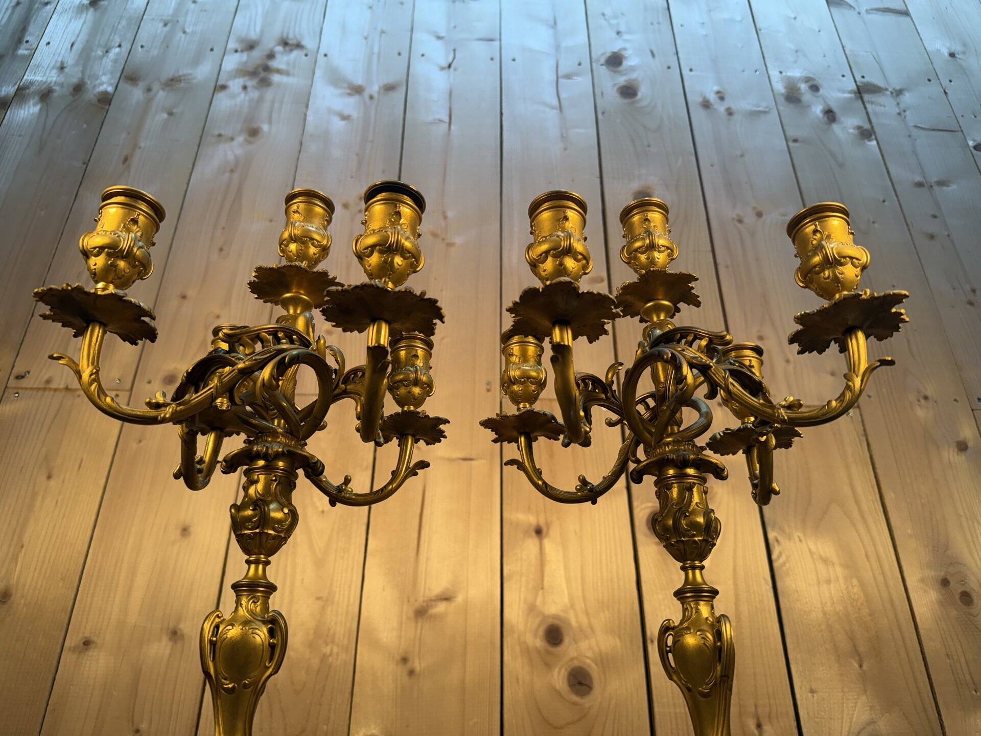 Paire de candélabres de style Louis XV en bronze doré signés Ferdinand Barb