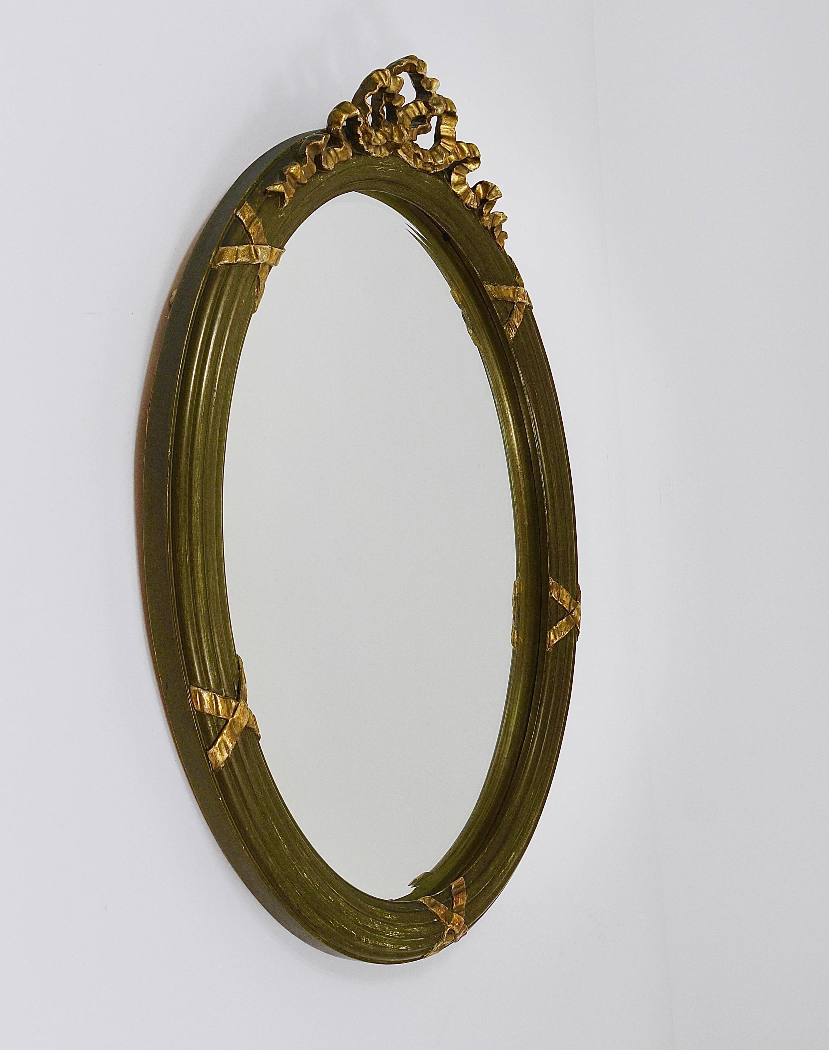 Faceted wall mirror in neoclassical Gustavian style, oval, in gilded wood, Italy, 1900s.
