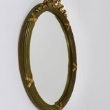 Faceted wall mirror in neoclassical Gustavian style, oval, in gilded wood, Italy, 1900s.