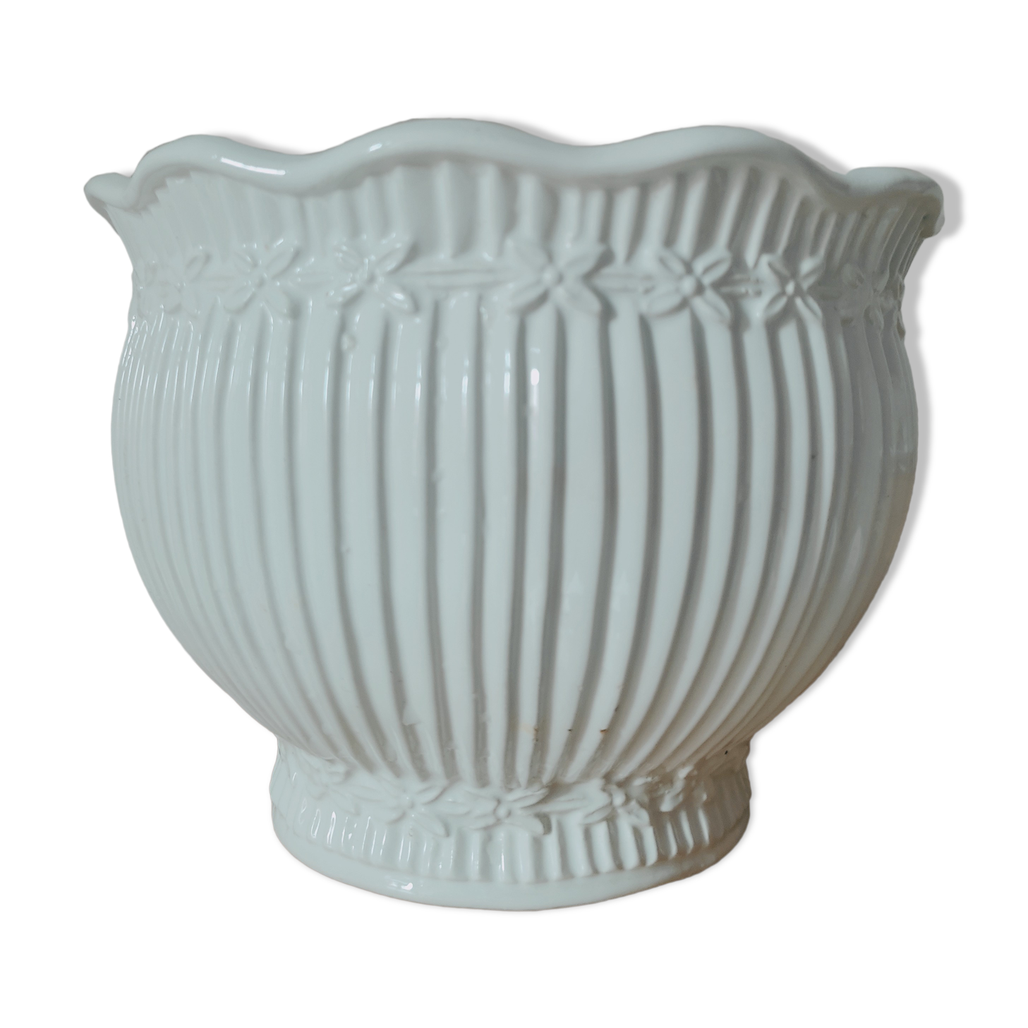 Striated pot cover in white earthenware