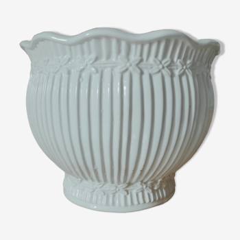 Striated pot cover in white earthenware