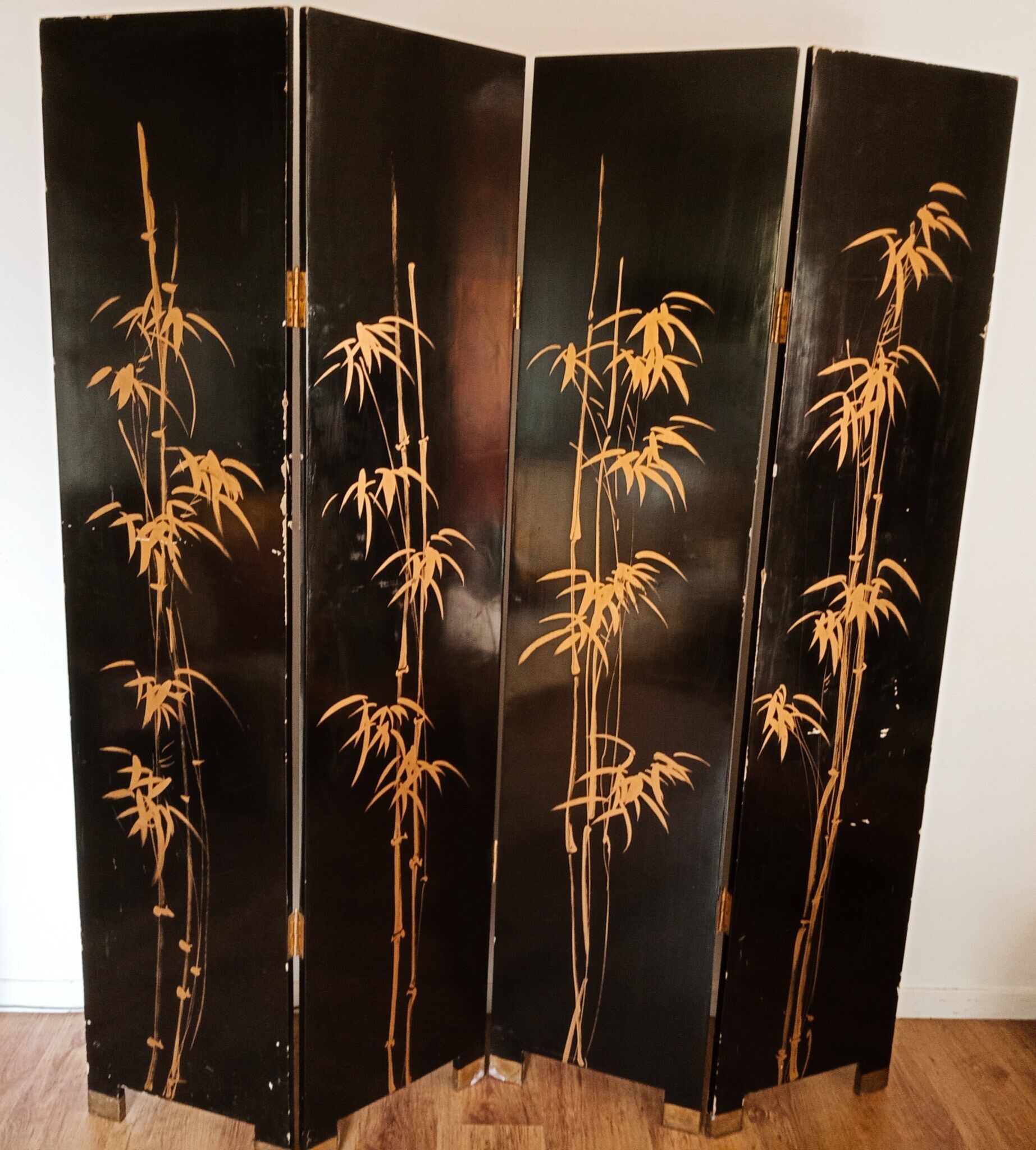 Lacquered screen with a horse pattern