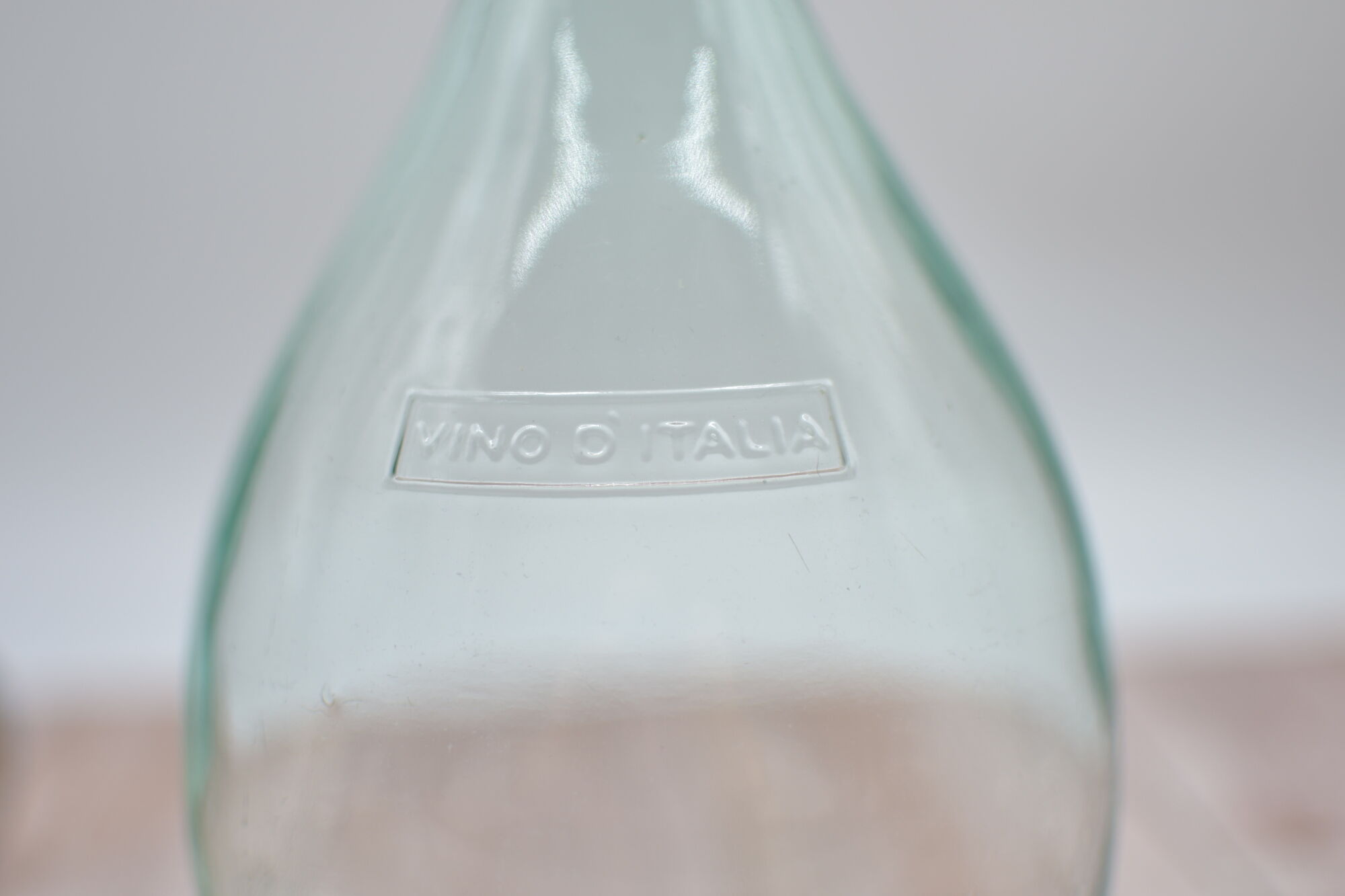 Carafe/dame jeanne Vino Italia in the shape of a drop