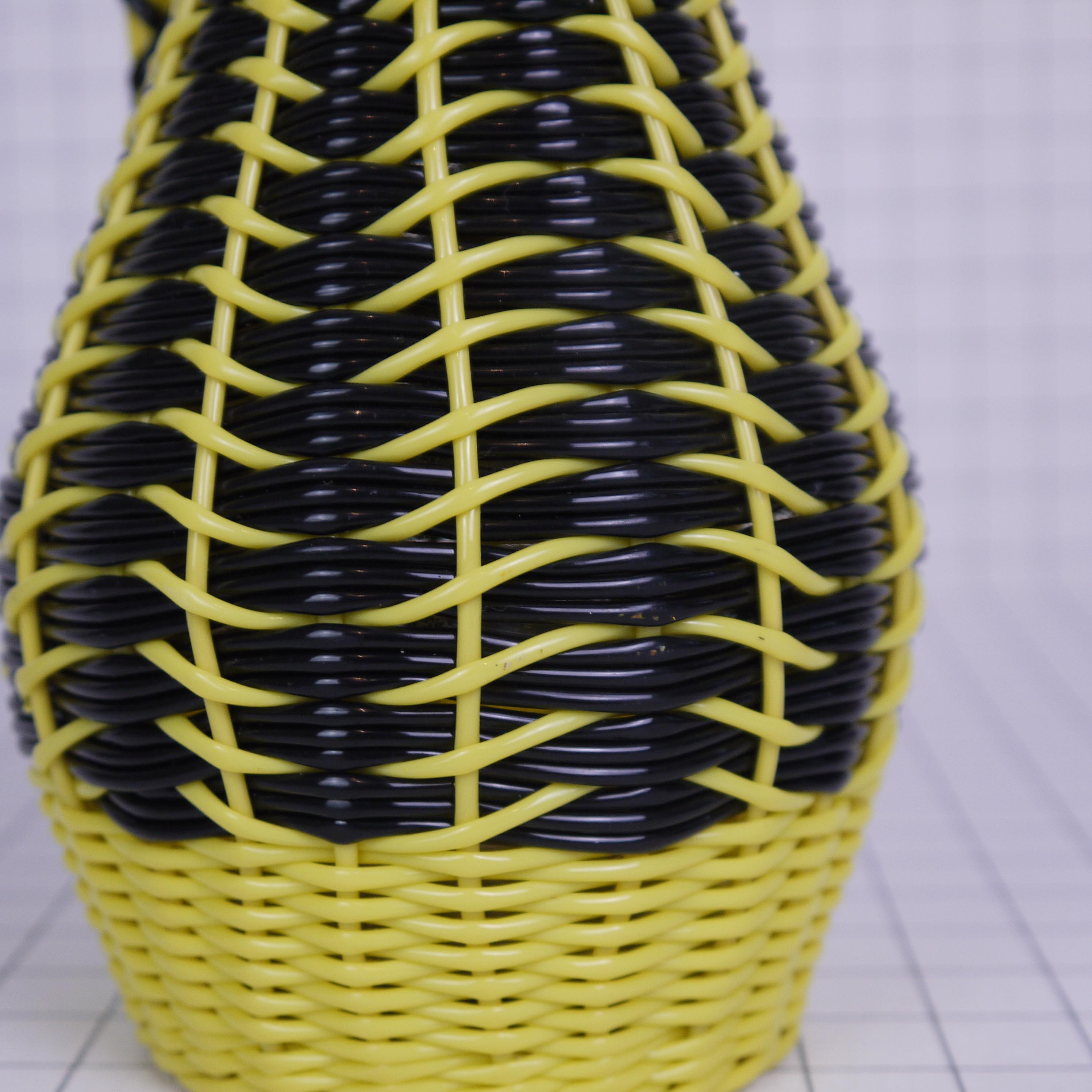 Bottle yellow and black scoubidou