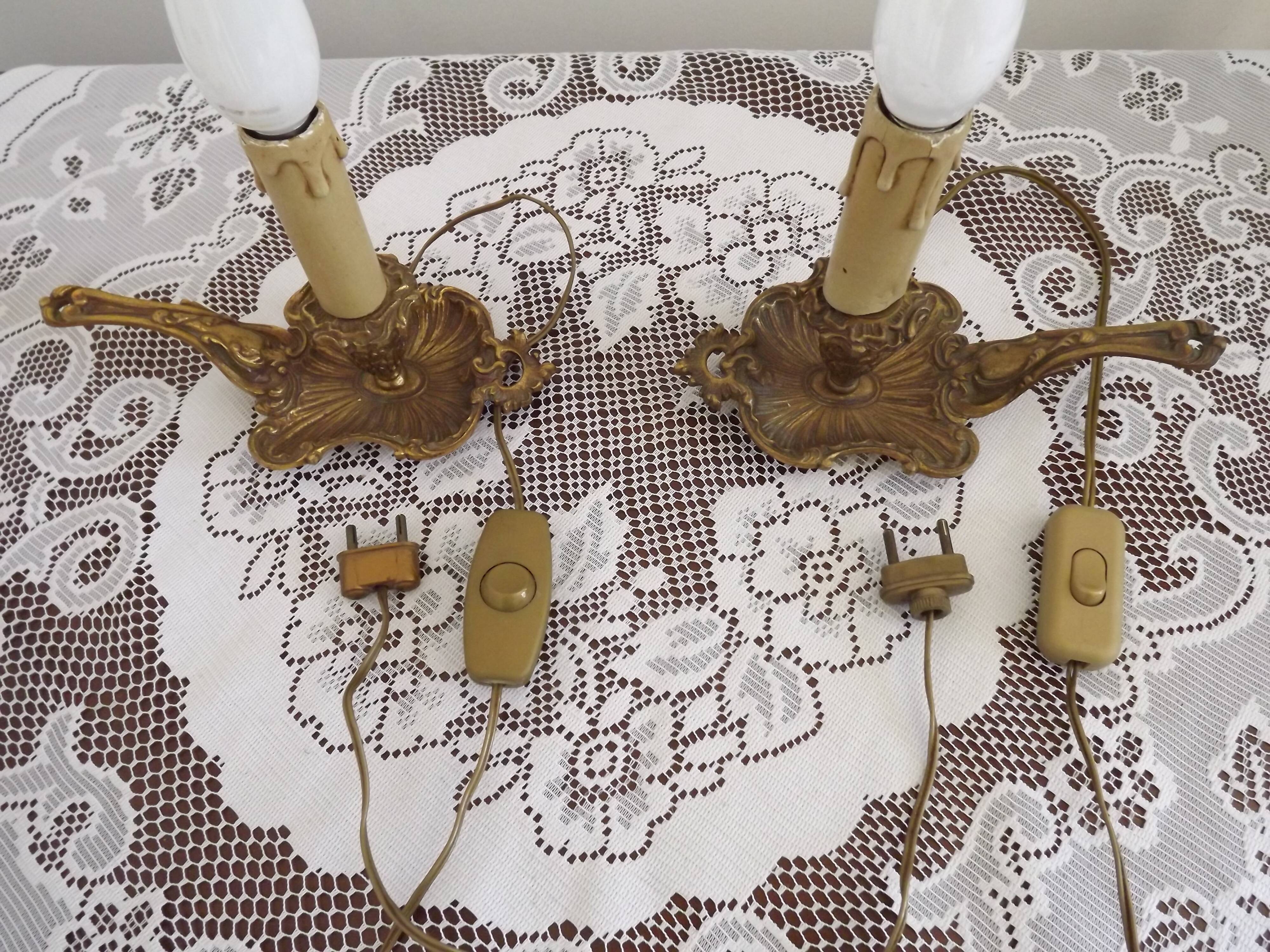 Paire de lampes candélabres vintage en bronze avec abat-jours en tissu plissé, France