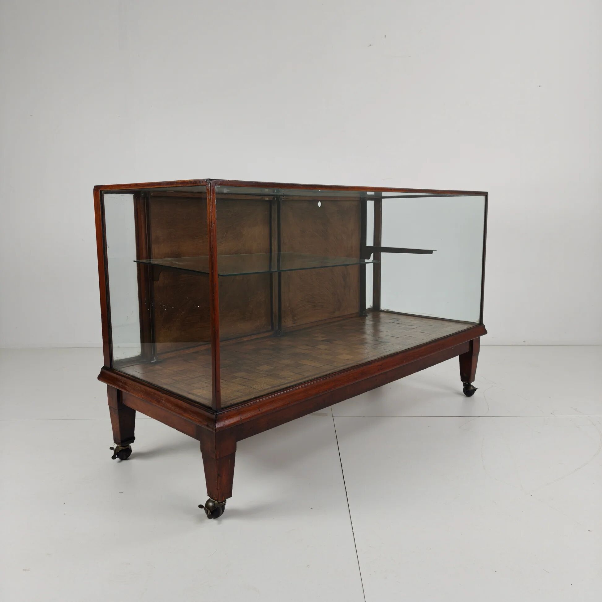 English shop display / shop counter (1910–1920)