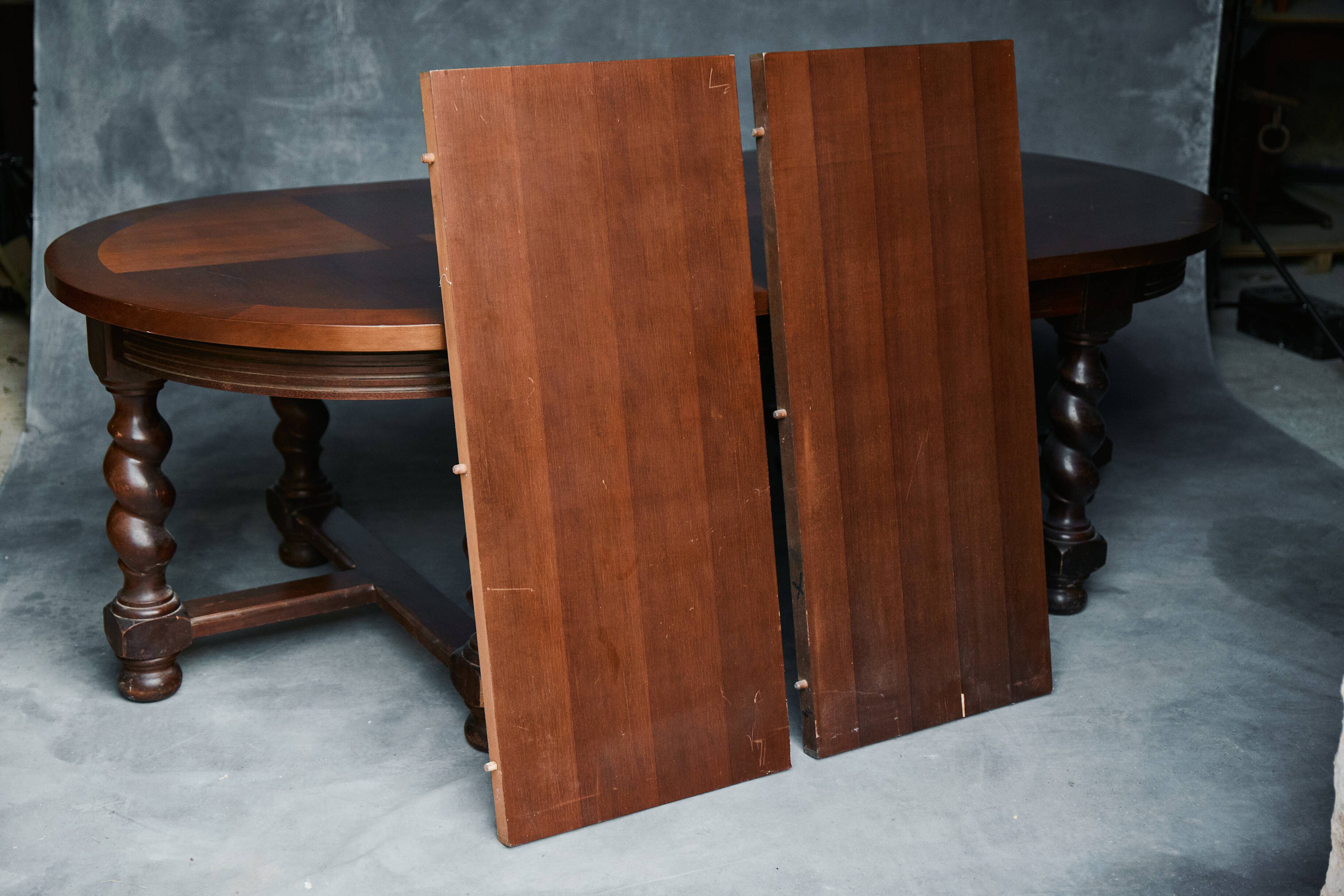 Large extendable dining table – Solid wood & veneer