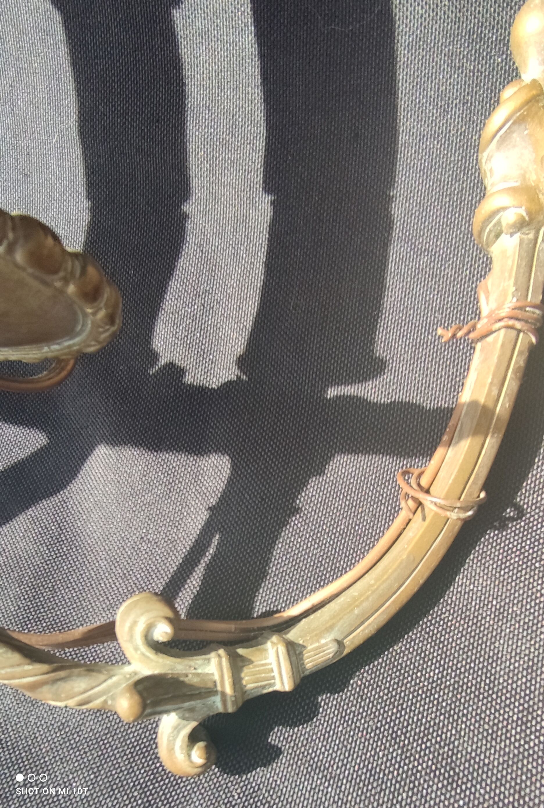 Series d e 3 applied in bronze/lion's head