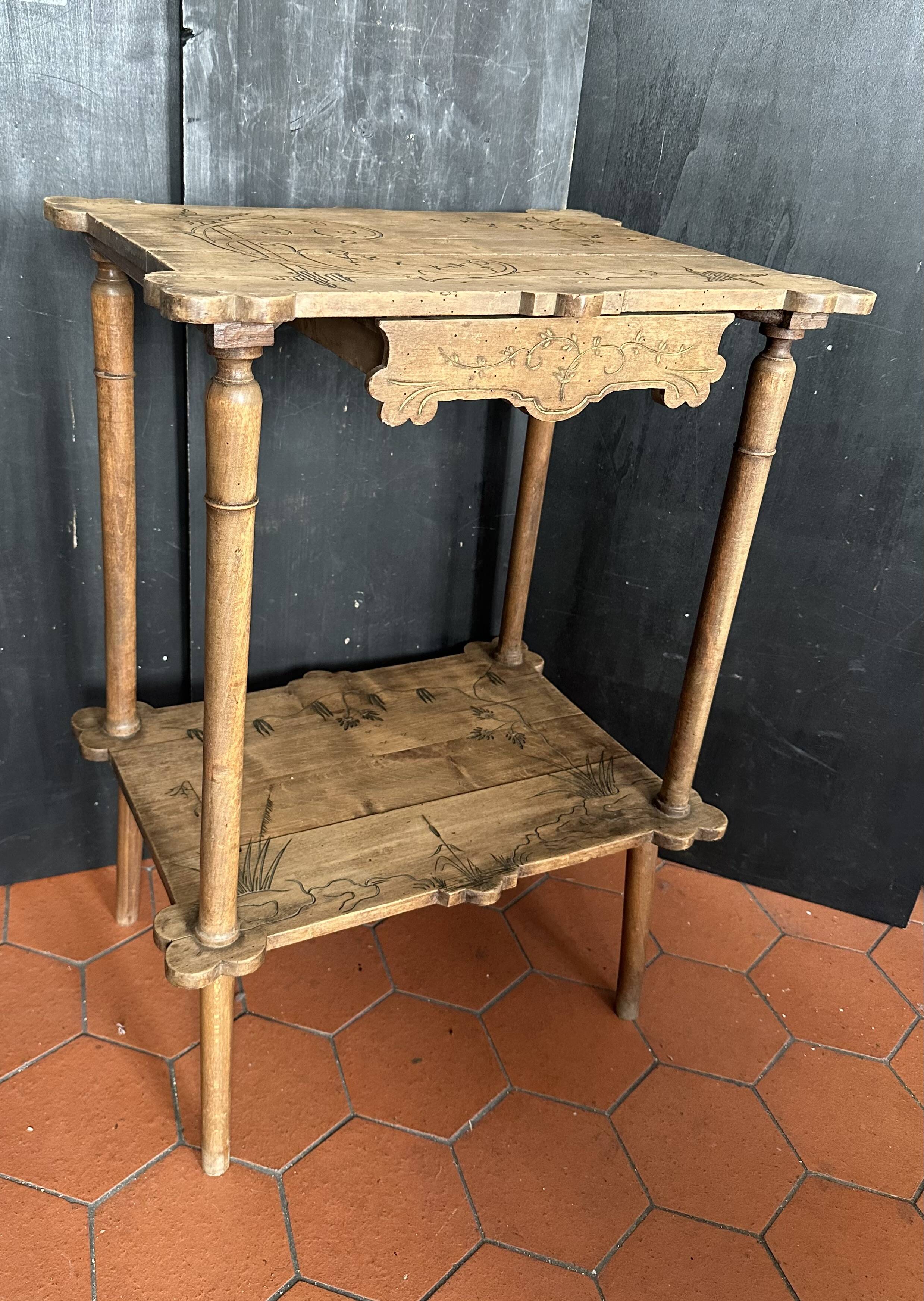 Table d’appoint Art nouveau en bois gravé avec tiroir, vers 1900