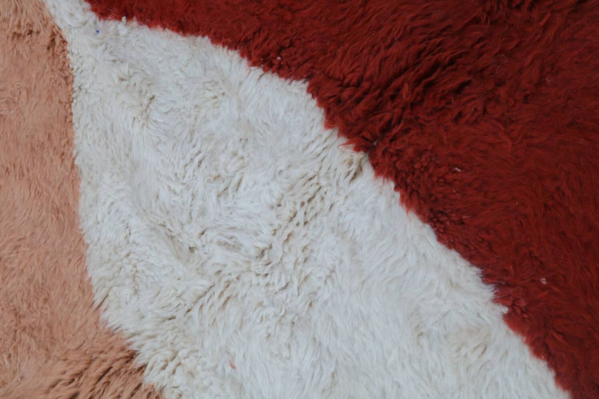 Tapis berbère marocain moderne blanc terracotta pêche