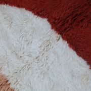 Tapis berbère marocain moderne blanc terracotta pêche