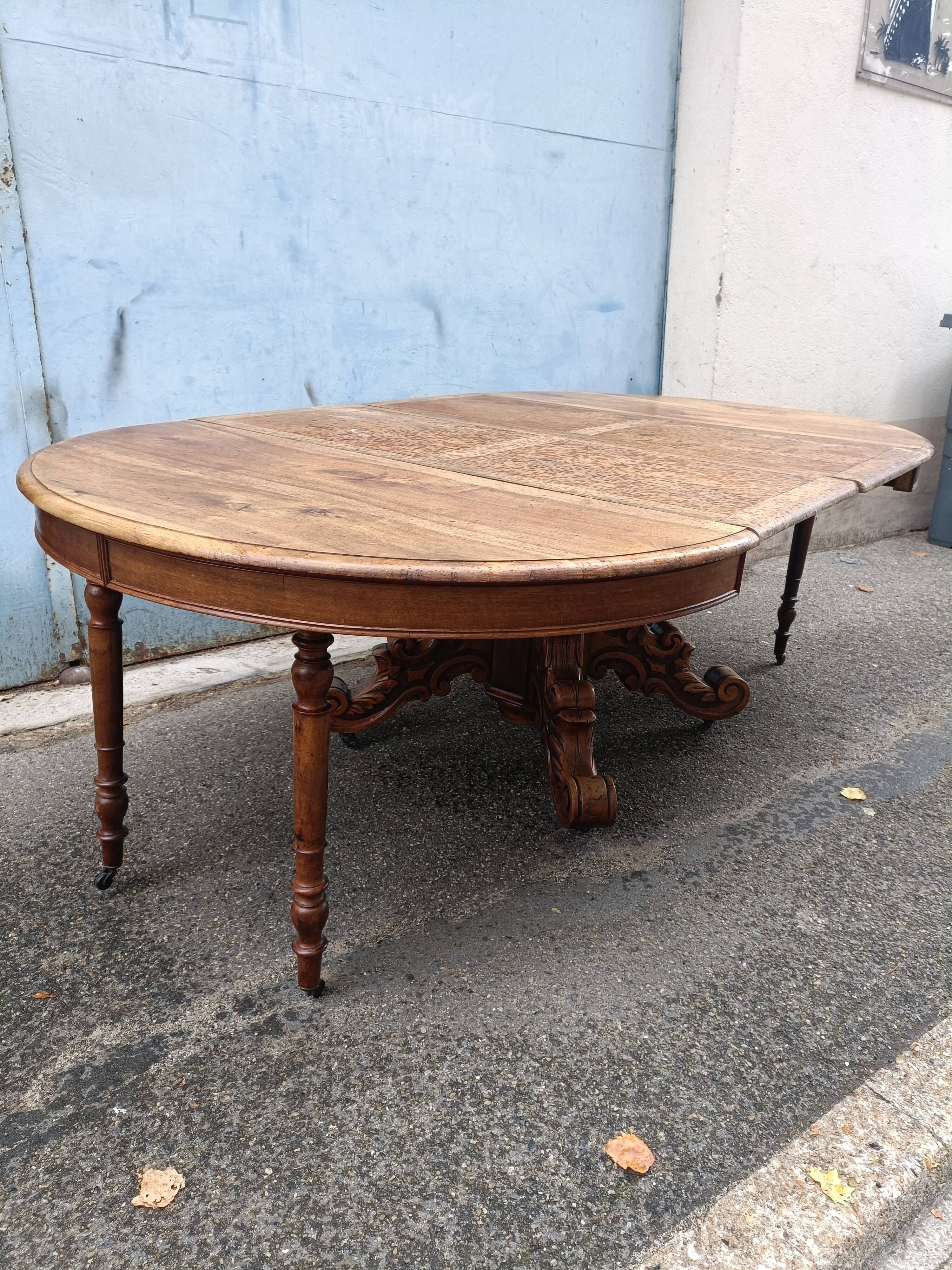Oval dining room table early xxth walnut