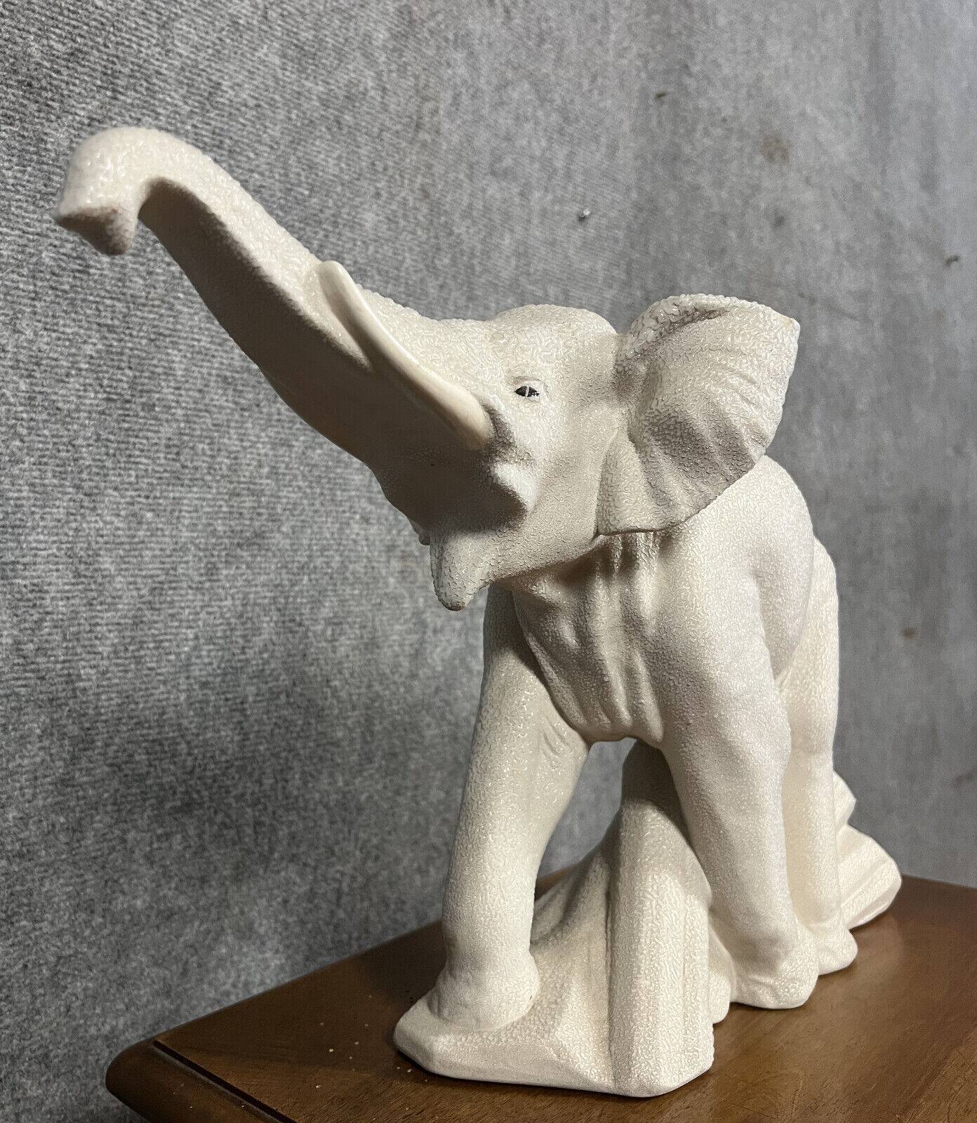 Sèvres France : grand éléphant en céramique crispée blanche époque art déco