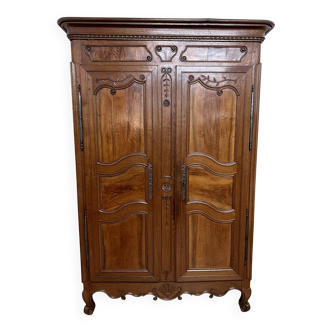 Armoire de mariage régional en bois naturel et noyer d’époque LXV (18ème)