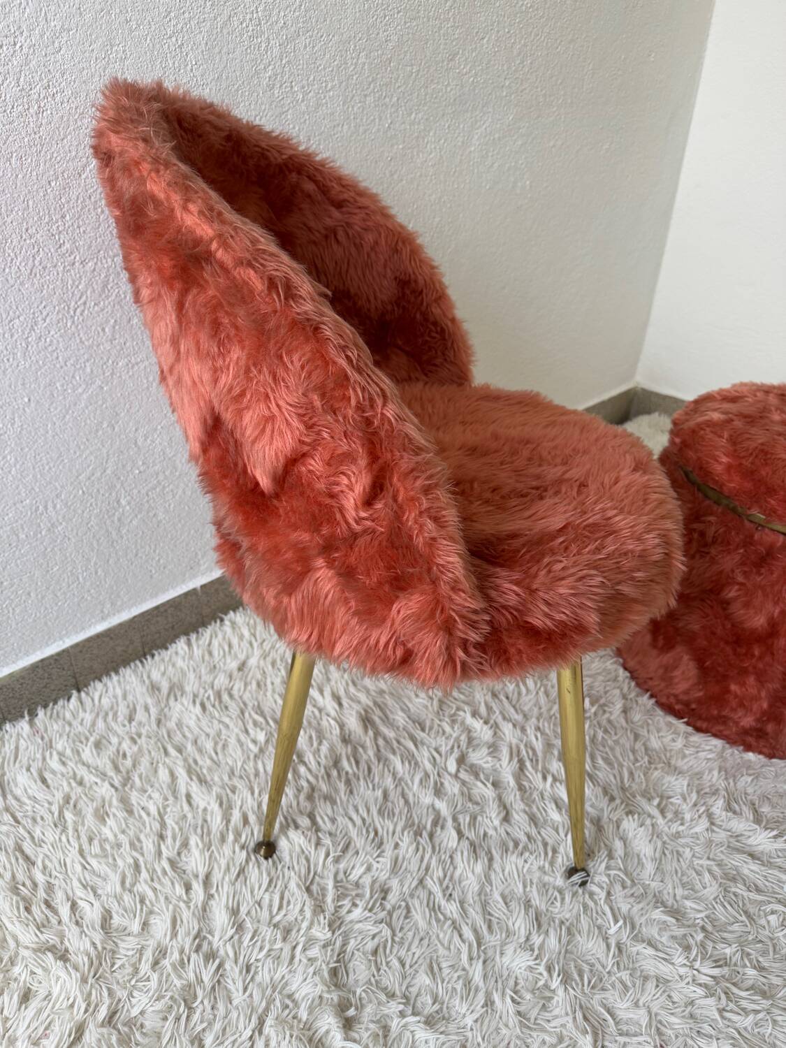 Chaise et pouf moumoute années 70