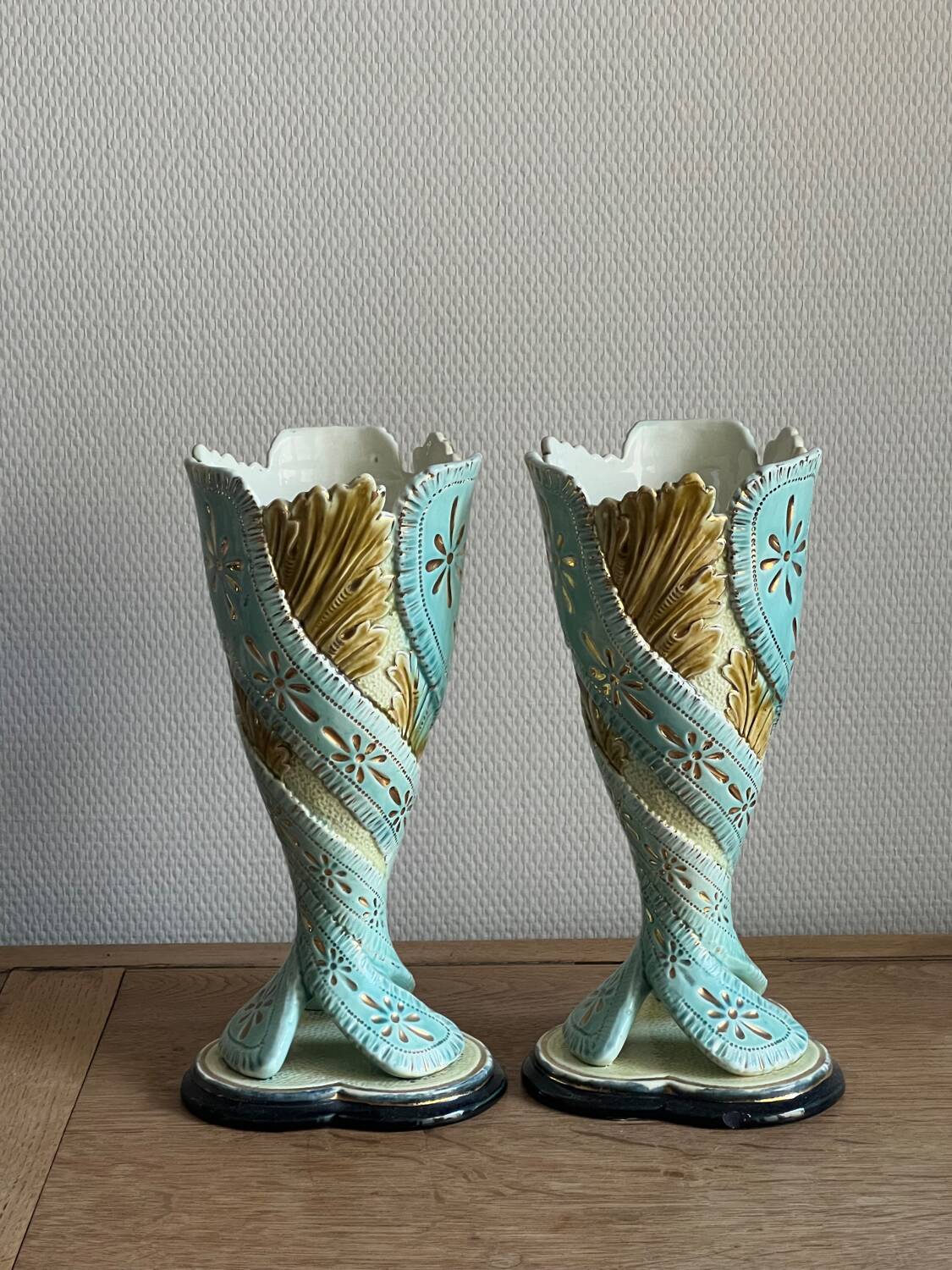 Paire de vases barbotine anciens
