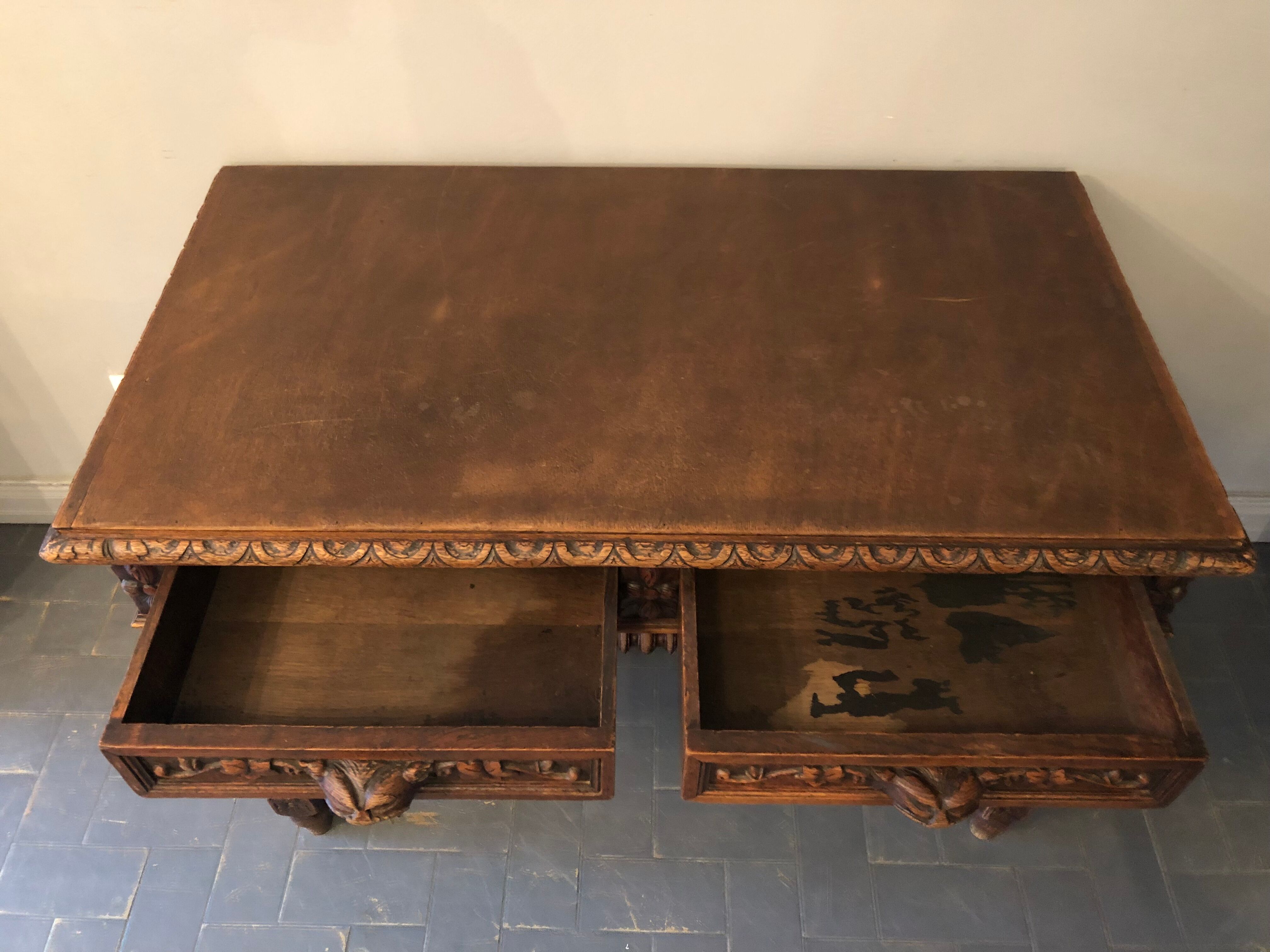 Bureau en bois sculpté