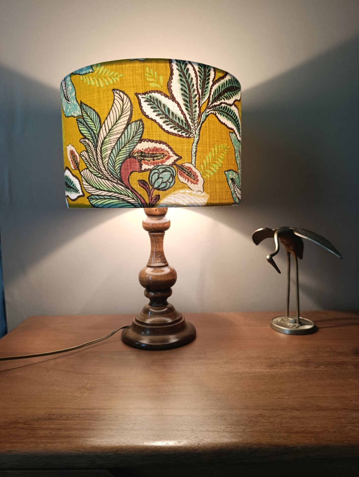 Lampe à poser bois tourné ancien | imprimé ocre végétal & botanique 