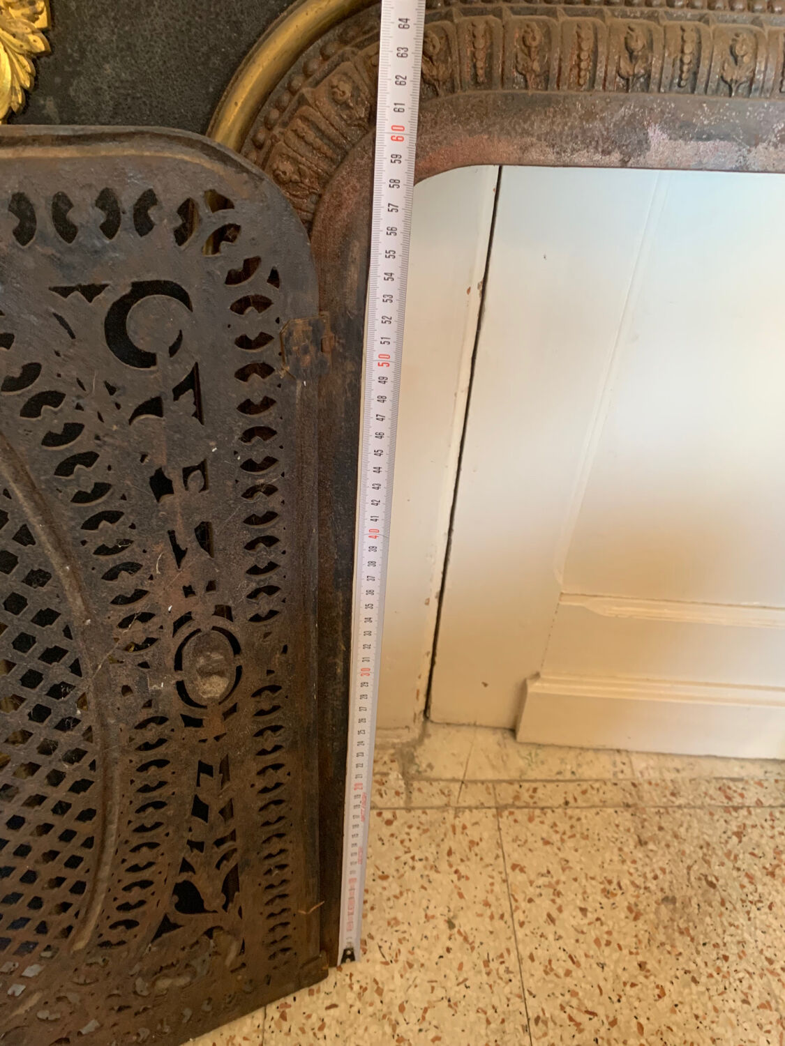 Fireproof adornment against chimney heart