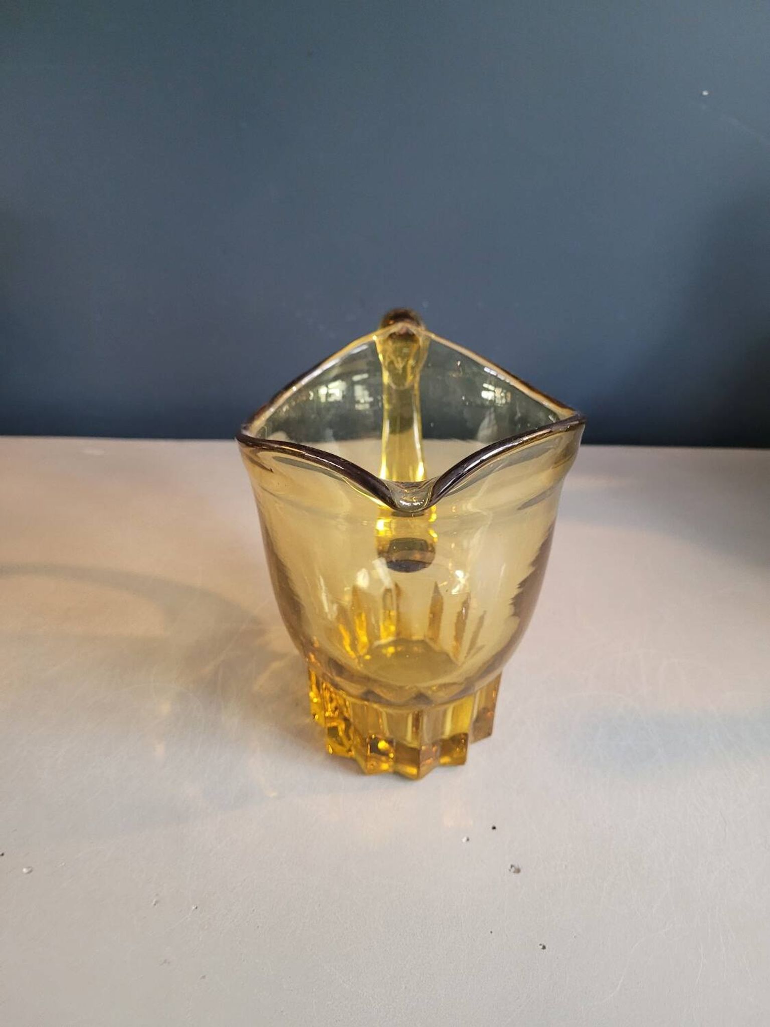 Pichet vintage en verre teinté jaune