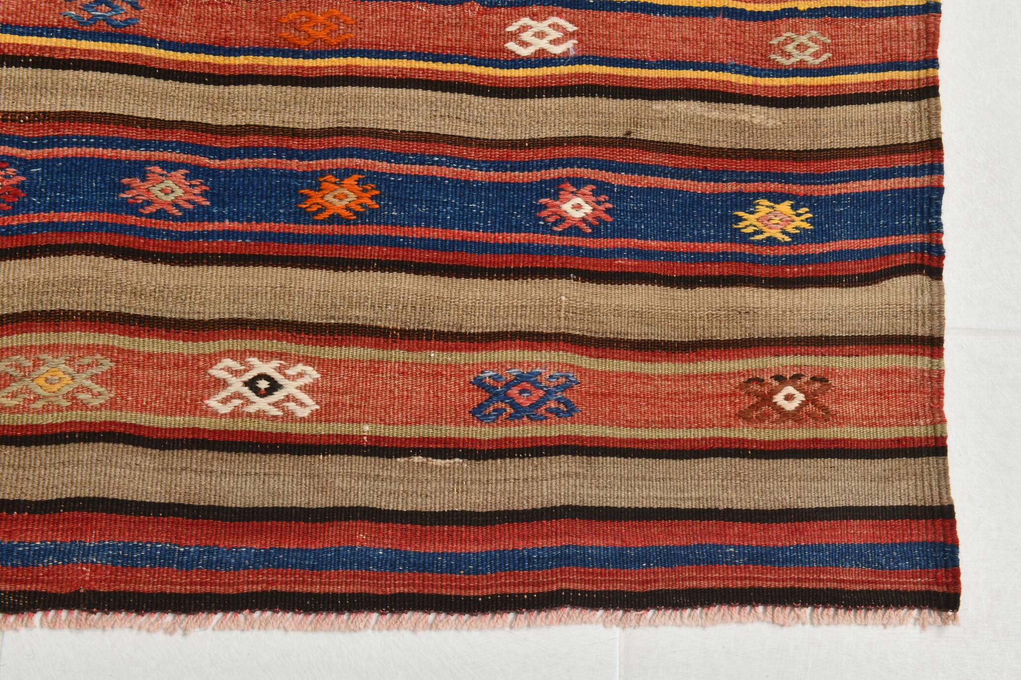 Tapis vintage Kilim rayé rouge et orange