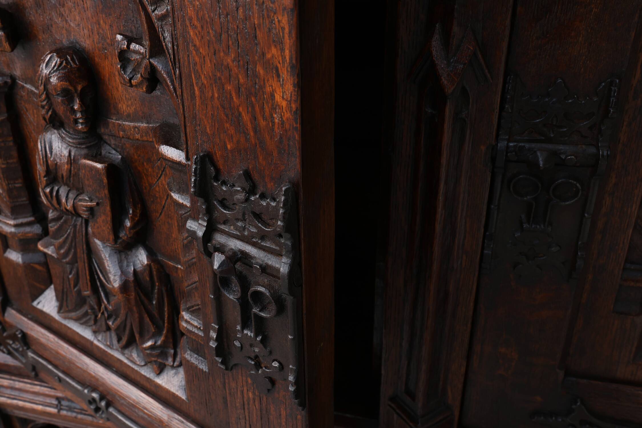 Rare grande armoire néogothique en chêne sculpté à la main du début du XIXe siècle