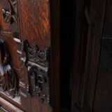 Rare grande armoire néogothique en chêne sculpté à la main du début du XIXe siècle