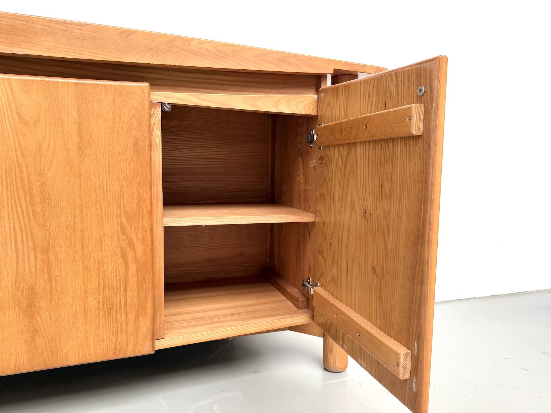 Enfilade galbée Maison Regain en orme massif, 1970