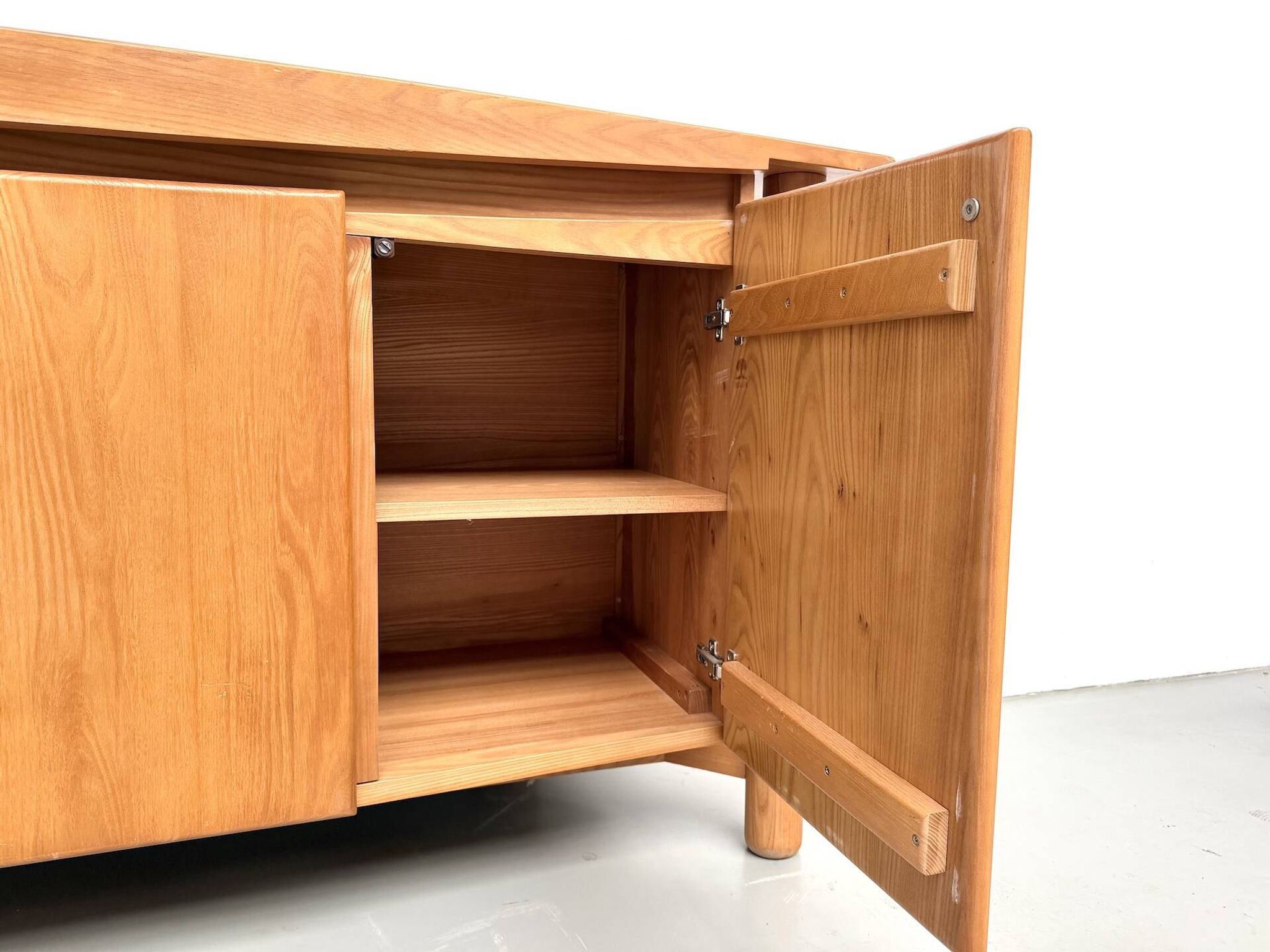 Curved enfilade Maison Regain in solid elm, 1970.