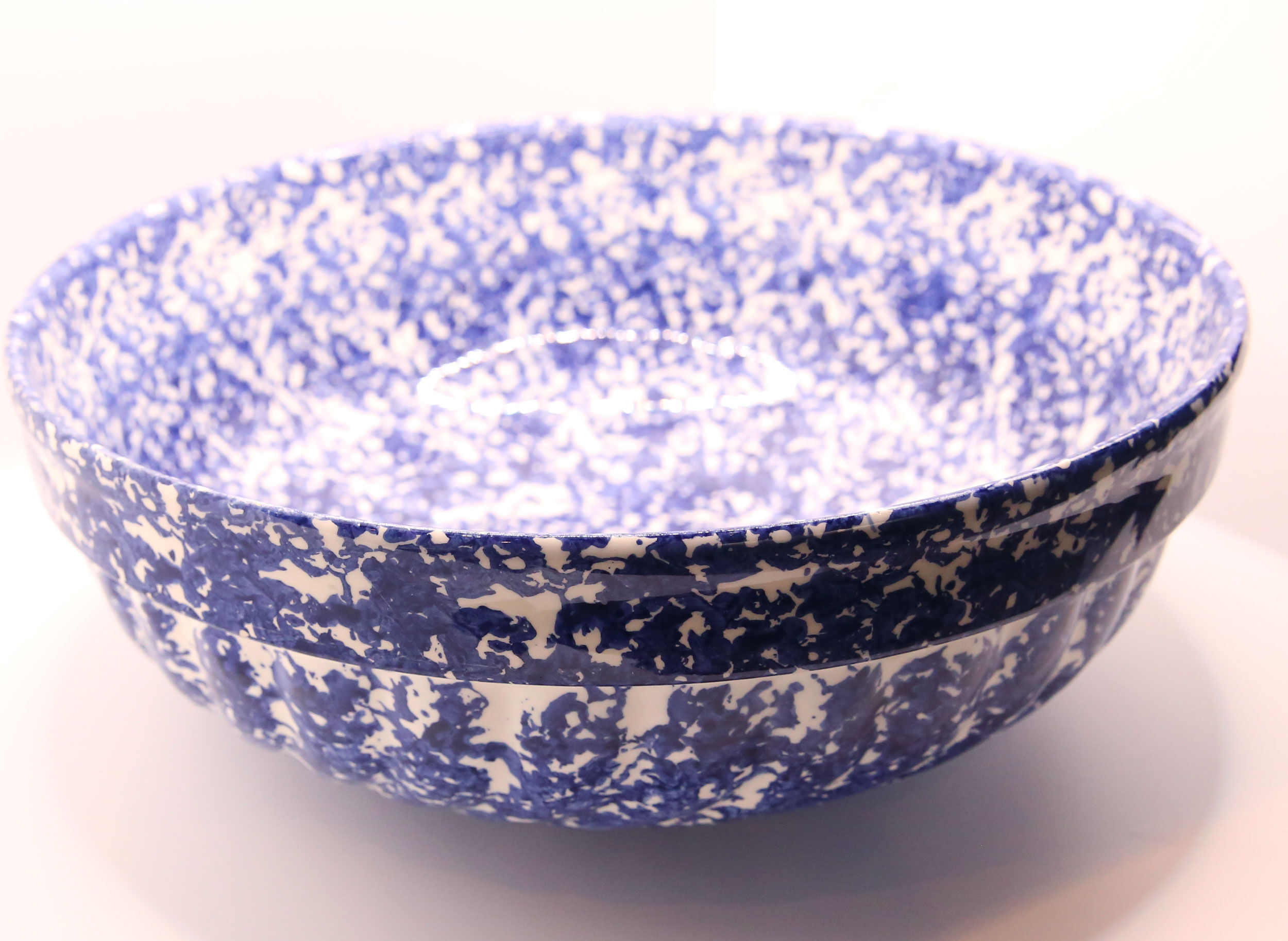 Saladier XL en faïence moucheté bleu marine et blanc