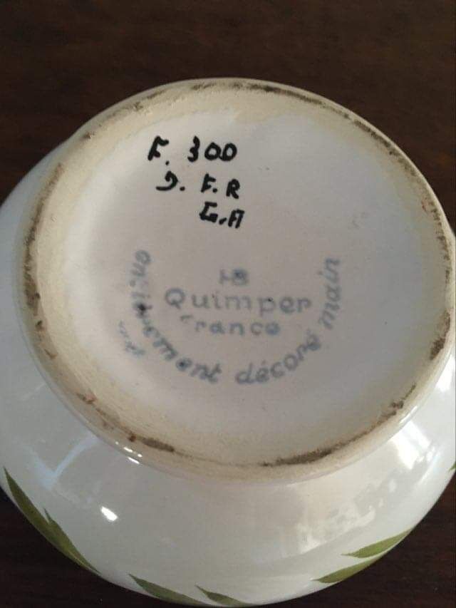 Round hand-painted faience candy