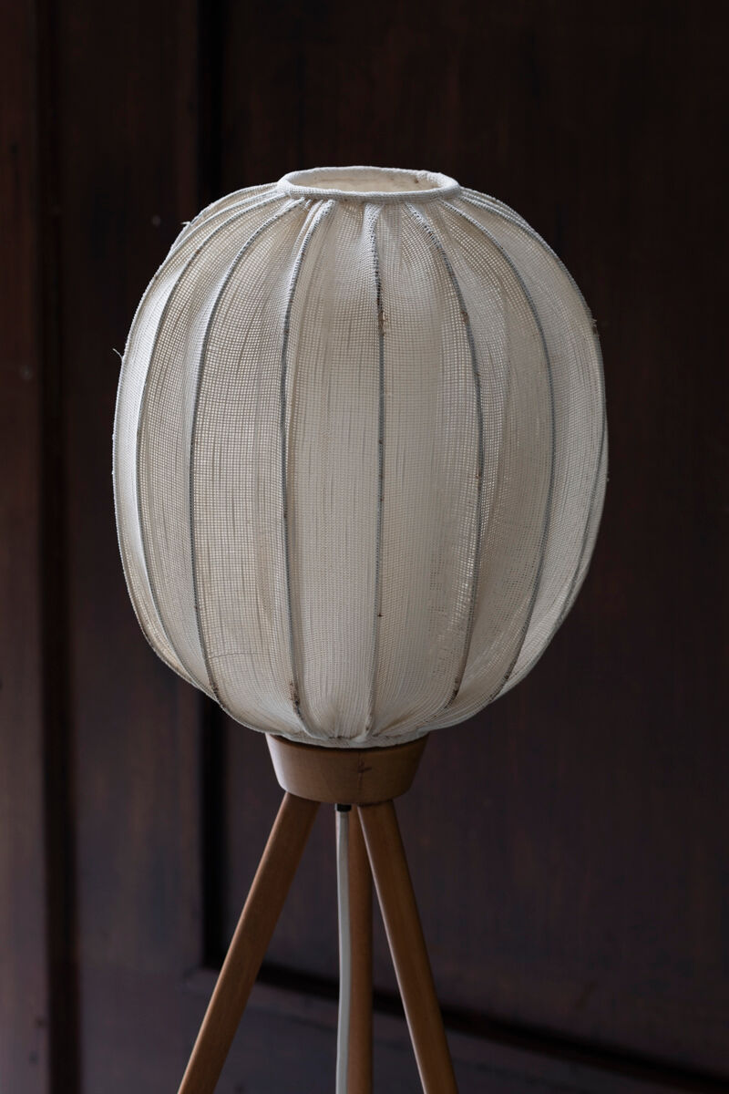Tripod cocoon floor lamp in wood and lace, Danish design, 1960