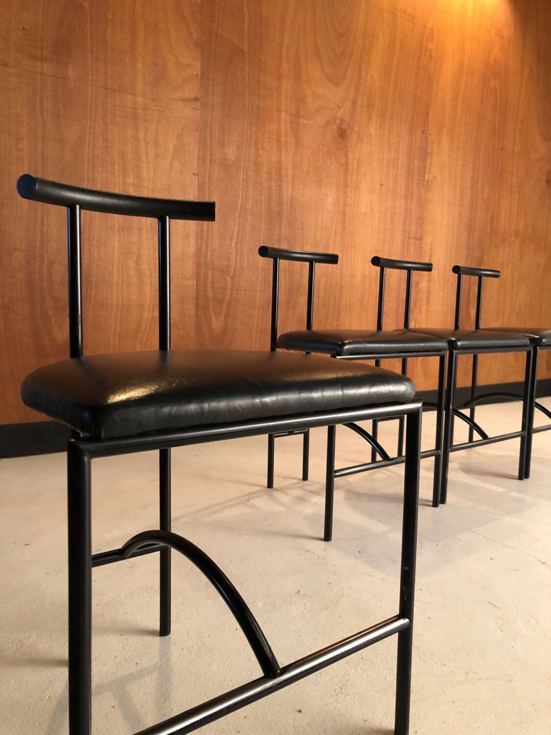 4 chaises Tokyo , design Rodney Kinsman 1985