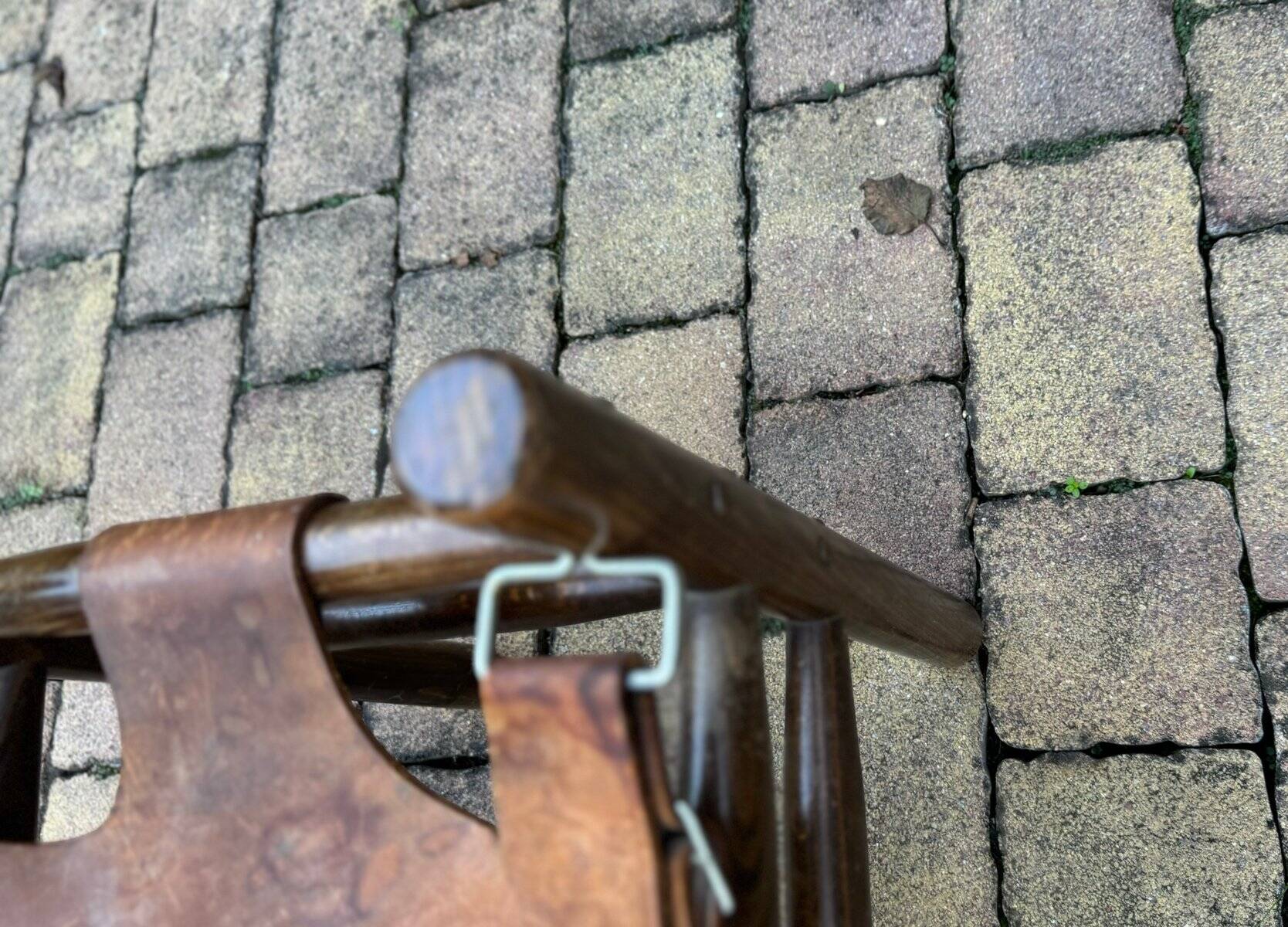 Vintage safari stool in brown leather and dark wood, 1960s, Mid-Century style.