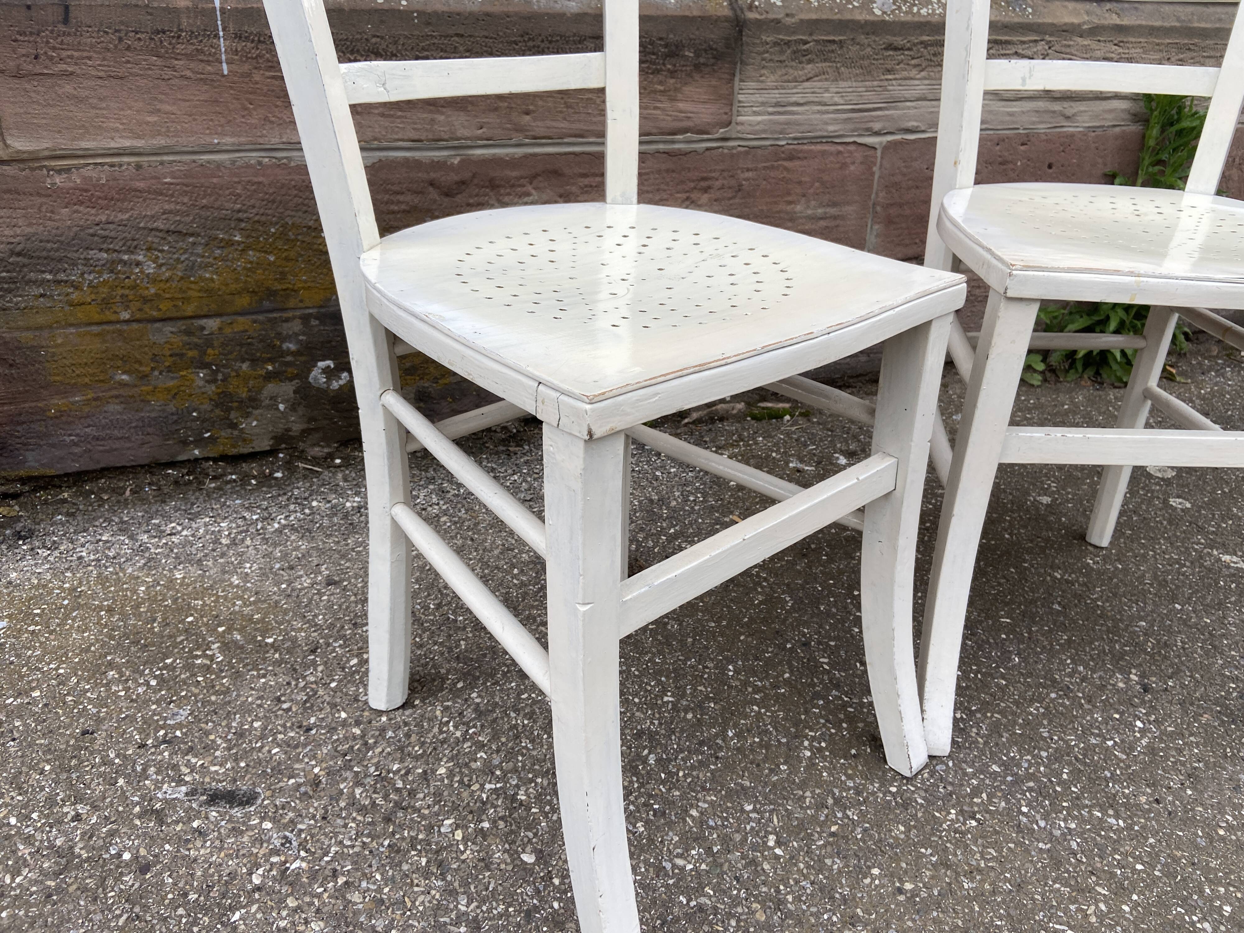 Chaises bistrot bois courbé brasserie peinte