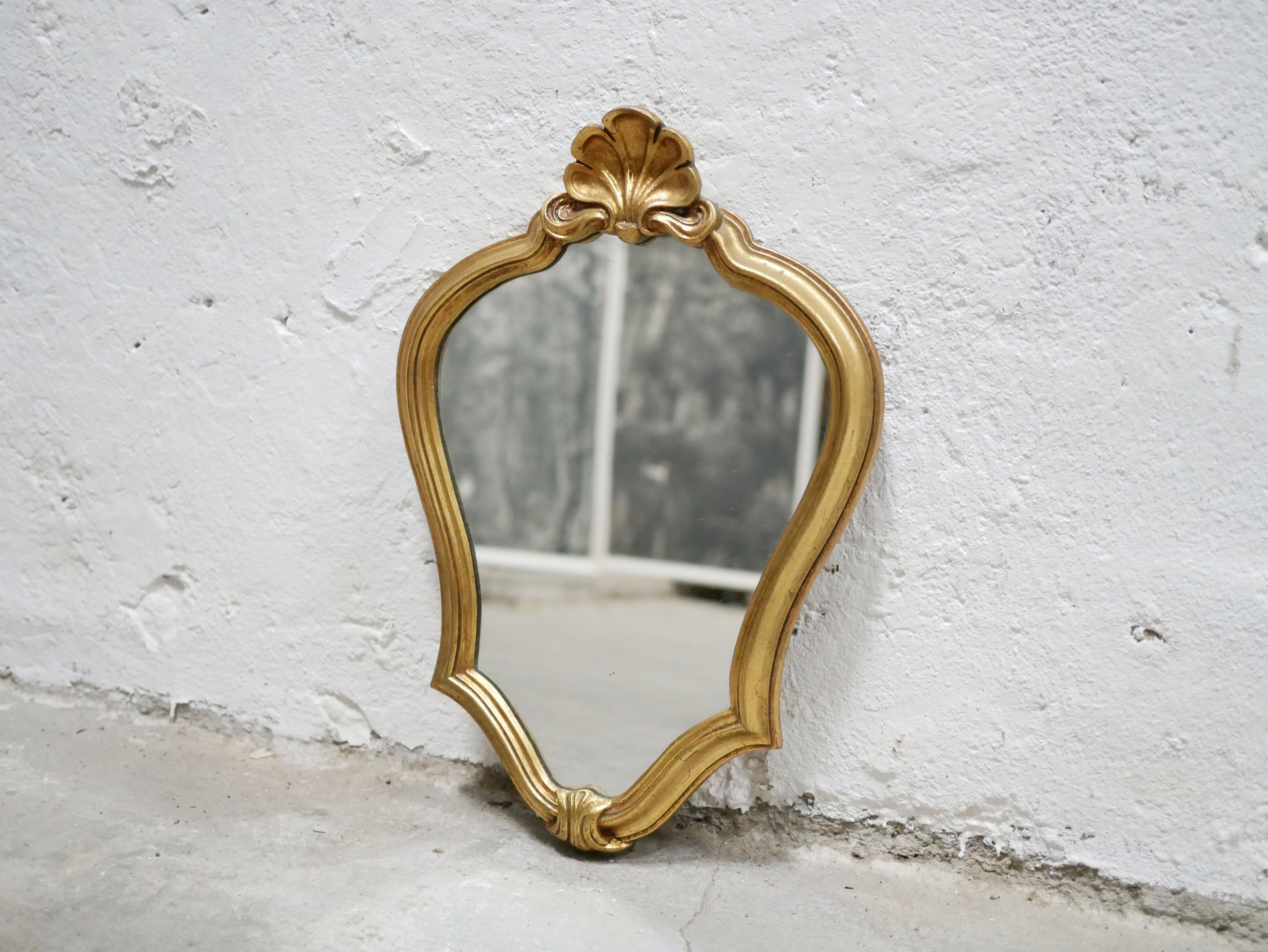 Miroir vintage de style baroque en bois doré