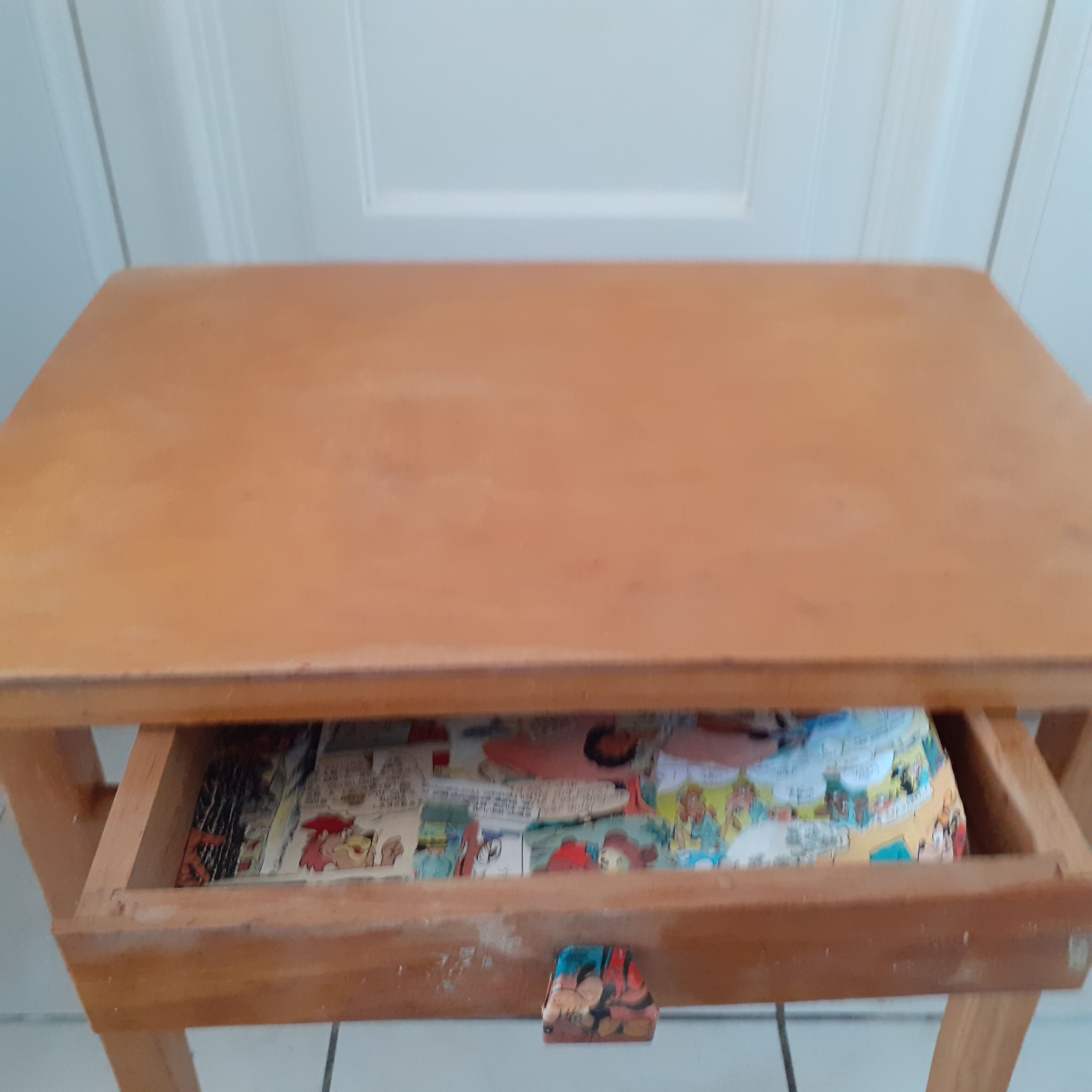 Children's desk or small table with 1 drawer.