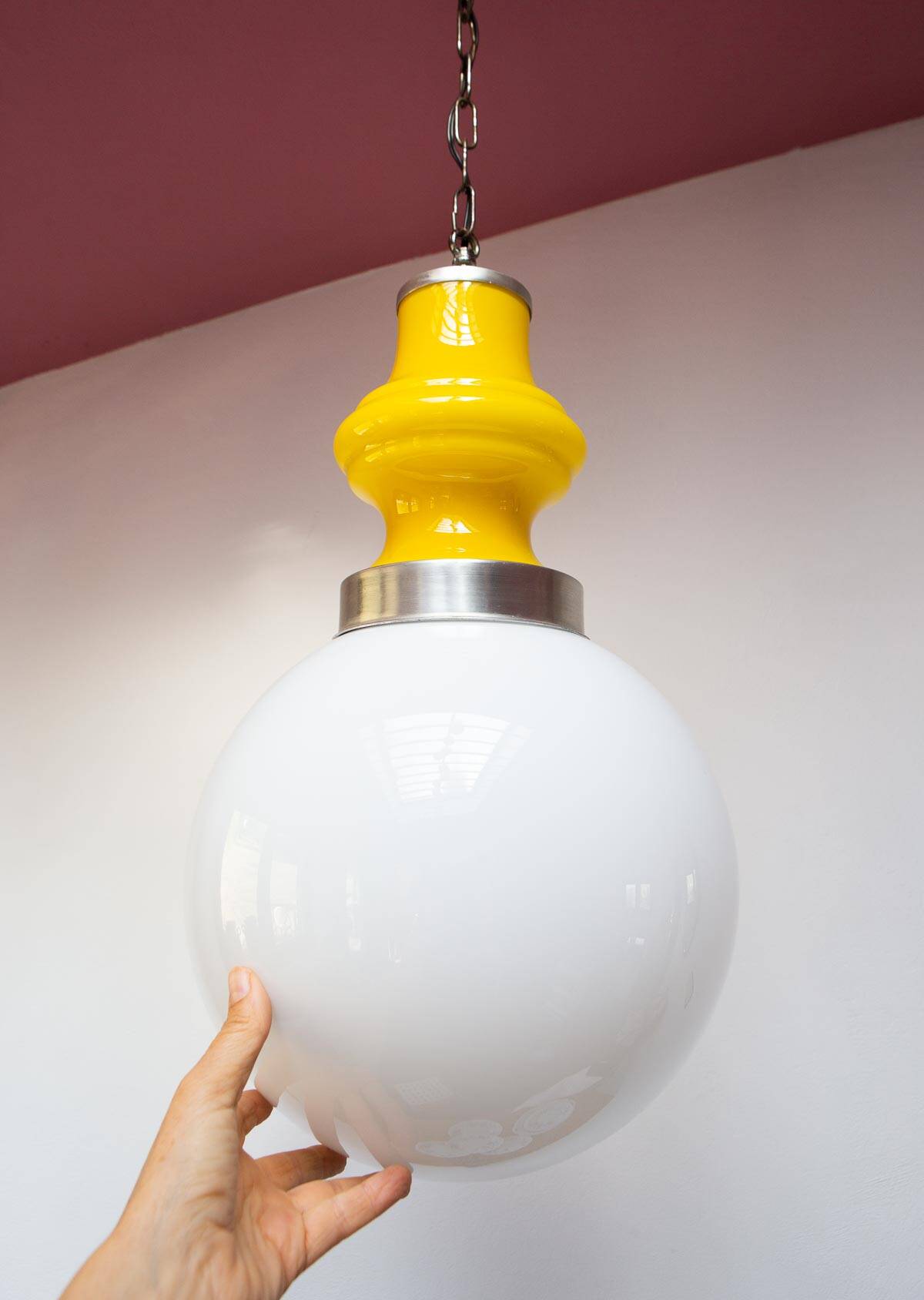 Suspension des années 60 en opaline blanche et jaune (30 cm)