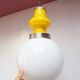 Suspension des années 60 en opaline blanche et jaune (30 cm)