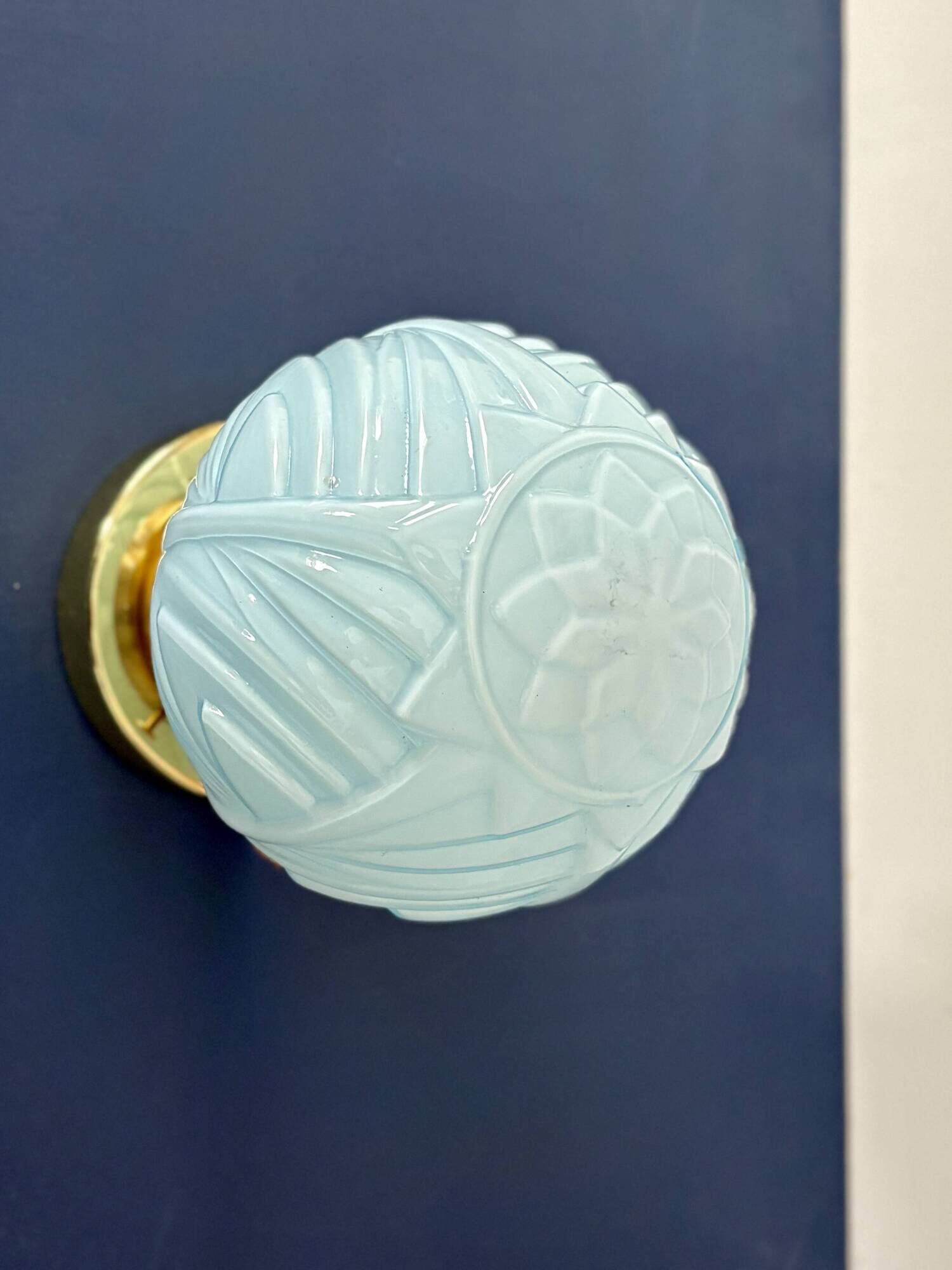 Applique globe vintage art déco en opaline bleue