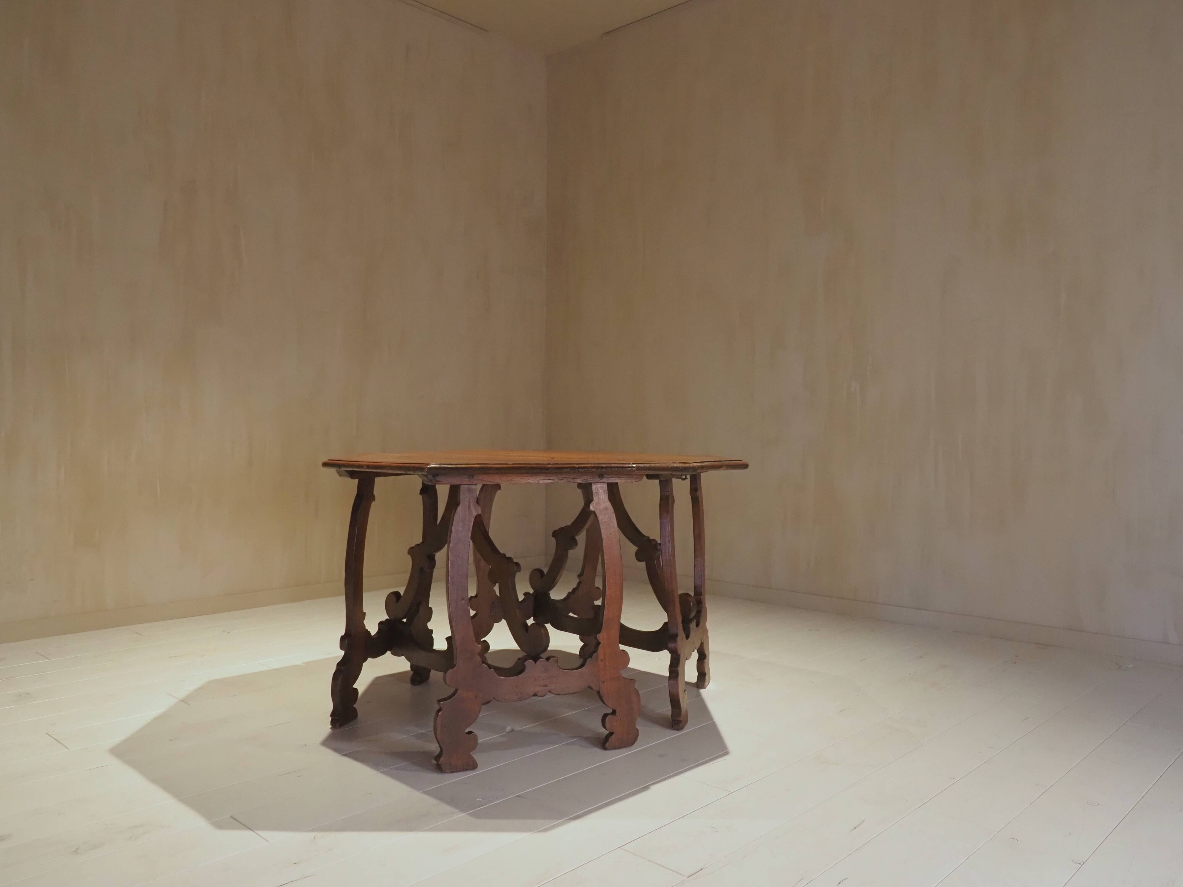 Pair of Italian consoles from the 18th century.