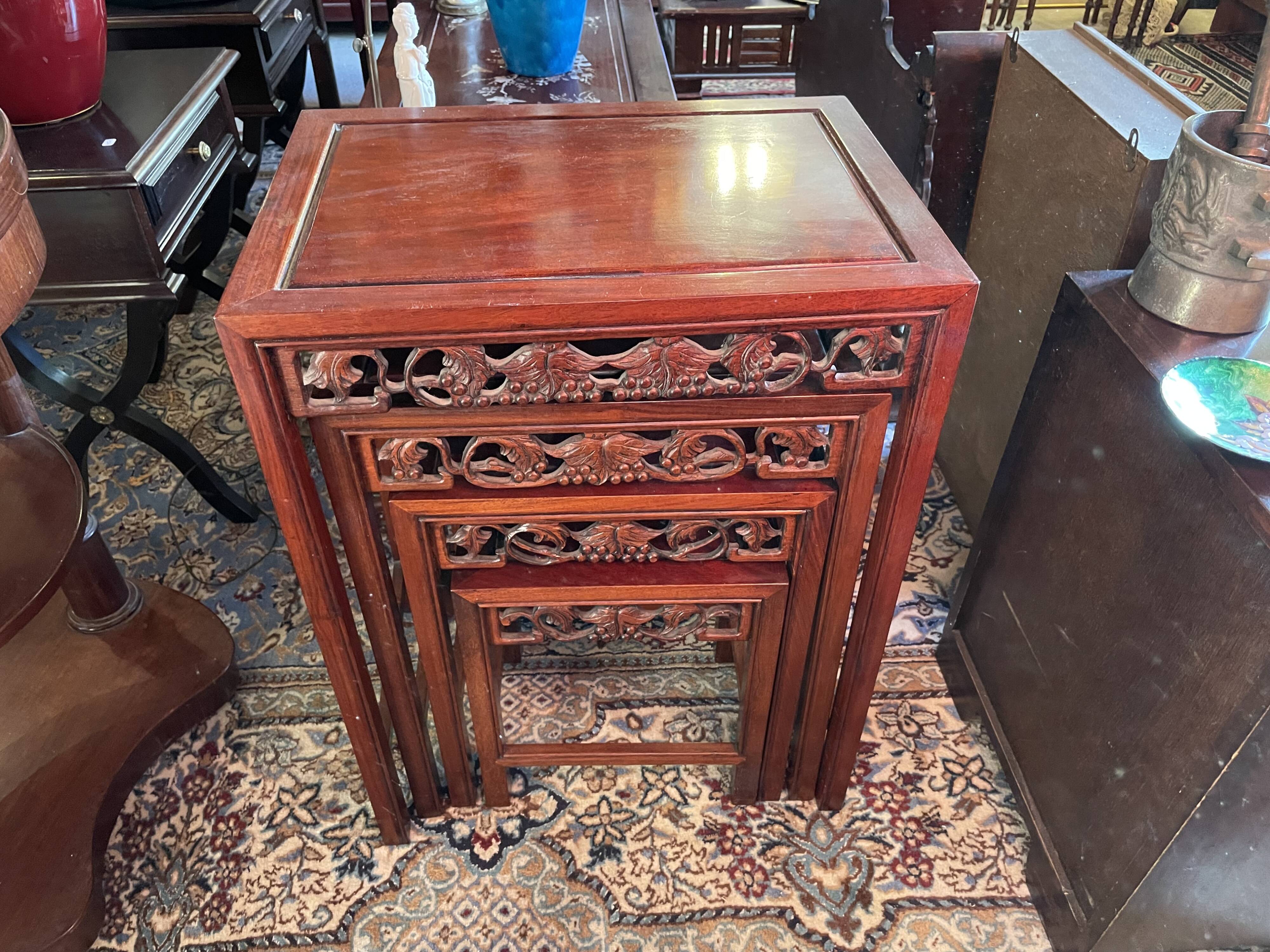 Nesting table Red wood