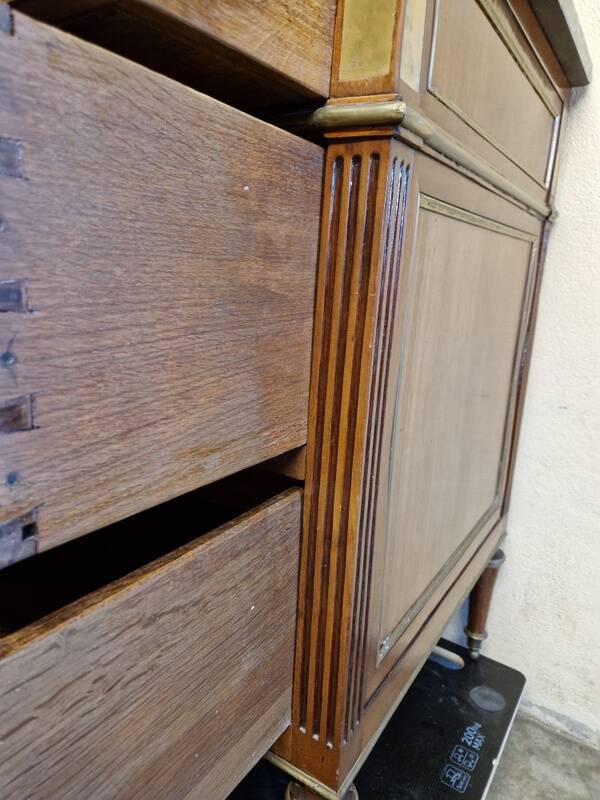 Mahogany commode with mahogany veneer from the Louis XVI period - late 18th century.