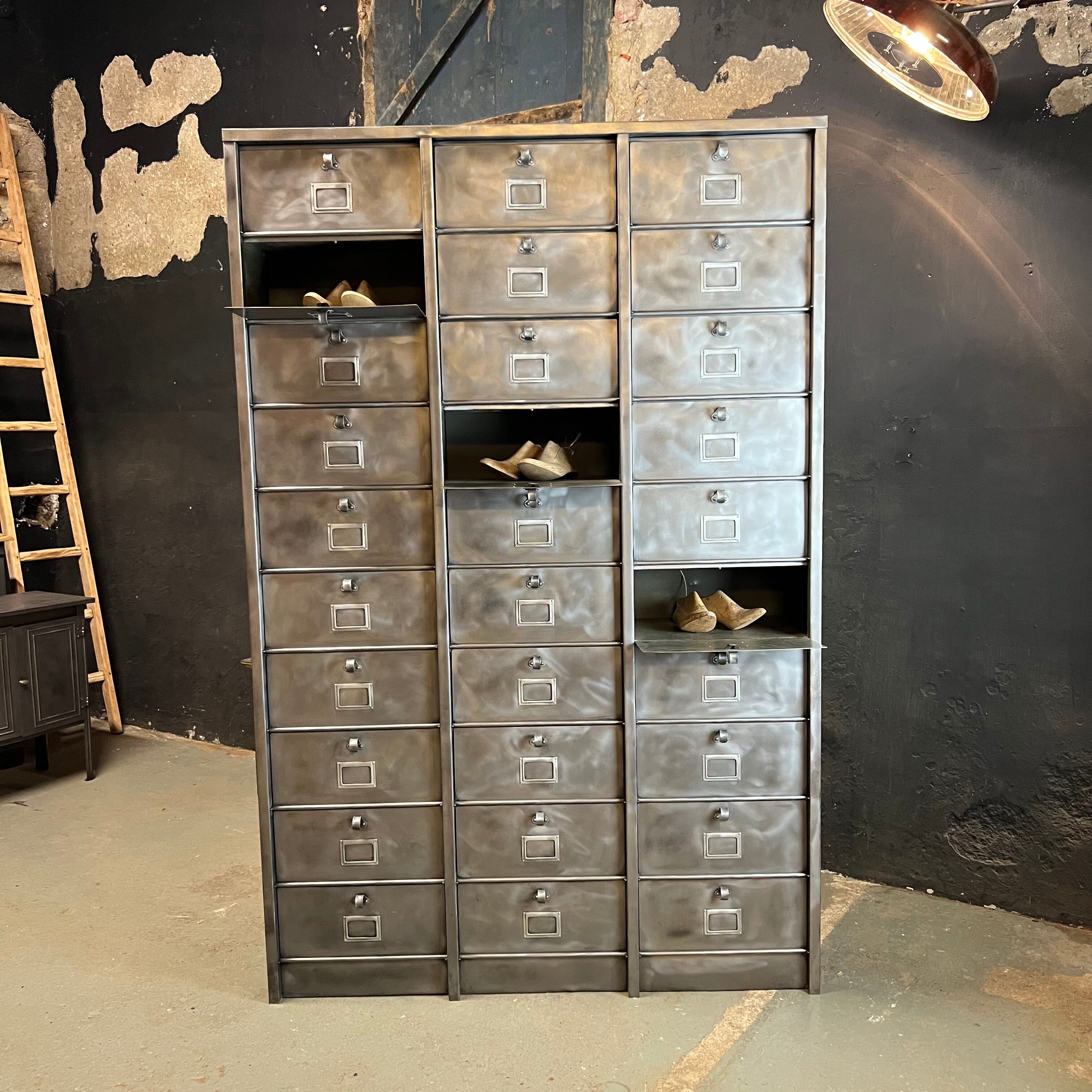 Strafor 3-column clamshell cabinet