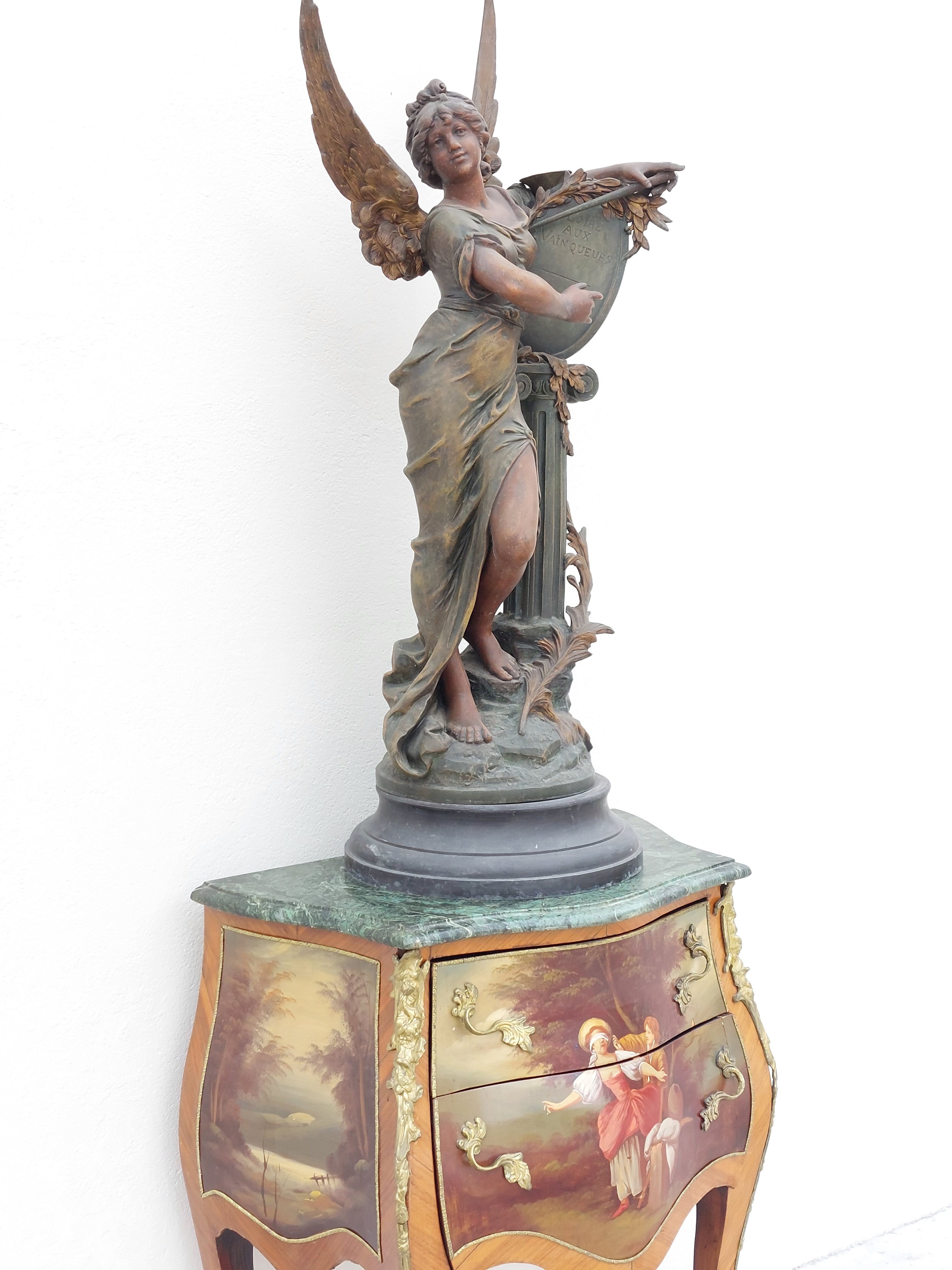 Louis XV curved chest of drawers in Martin varnished marquetry